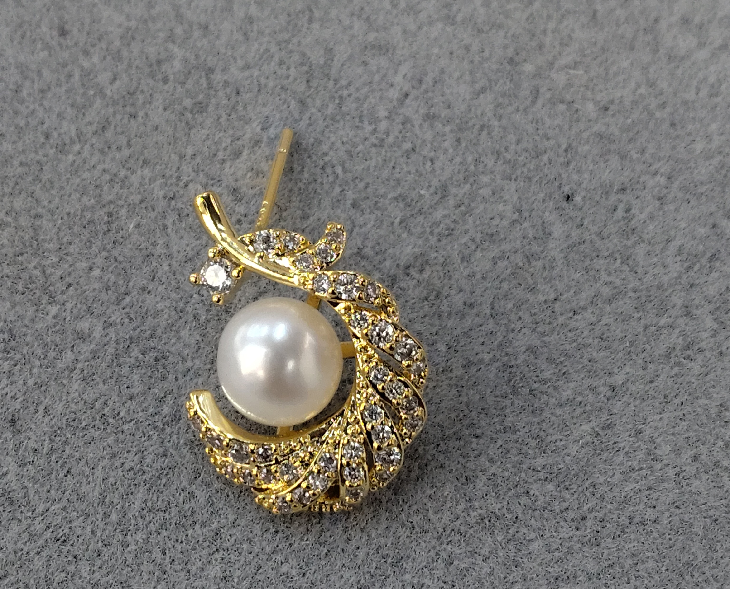 Waka Mi 2025 freshwater pearl stud earrings, S925 silver needle inlaid with shining zircon, elegant design exudes noble temperament. details Picture