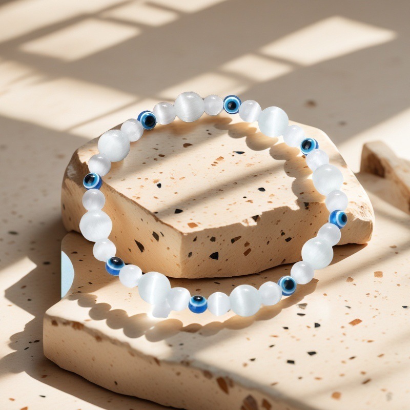 Cute cat-eye bracelet for women, simple Korean style jewelry, fashionable and versatile zircon glass bracelet accessory details Picture