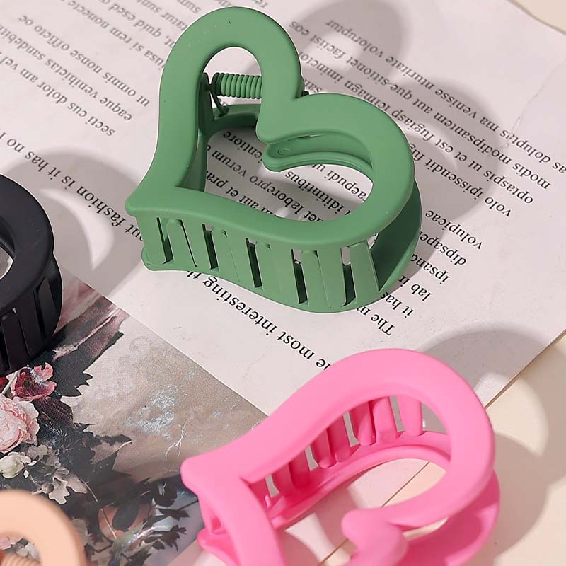 The new cross-border hairpin from Baihe features a heart shark hairpin at the back of the head, a medium-sized hairpin with a high-end and simple style Application Scenario