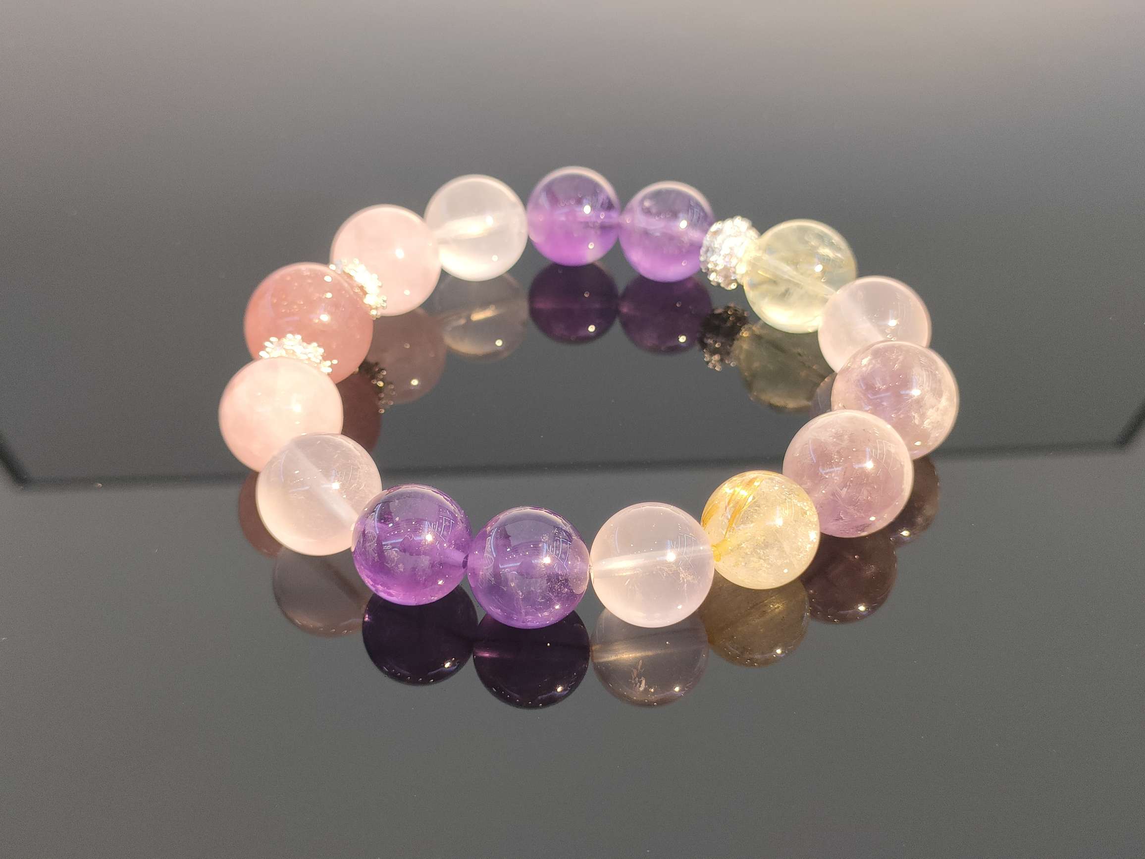 十二生肖开运水晶手串：子鼠专属
紫兔毛金发晶白幽灵乌拉圭紫水晶黄水晶17mm