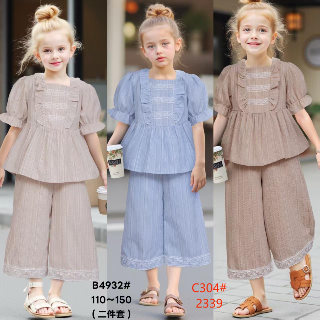 فتاة صغيرة ترتدي ملابس أطفال مطرزة باللغة الإنجليزية Item Picture