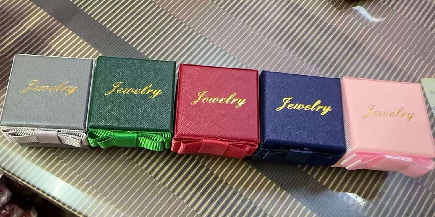 饰品盒子5X5x3·5尺寸。颜色有宝兰。大红。墨绿。灰色。粉色。咖啡色。。客户可以来样的订做首饰展示盒