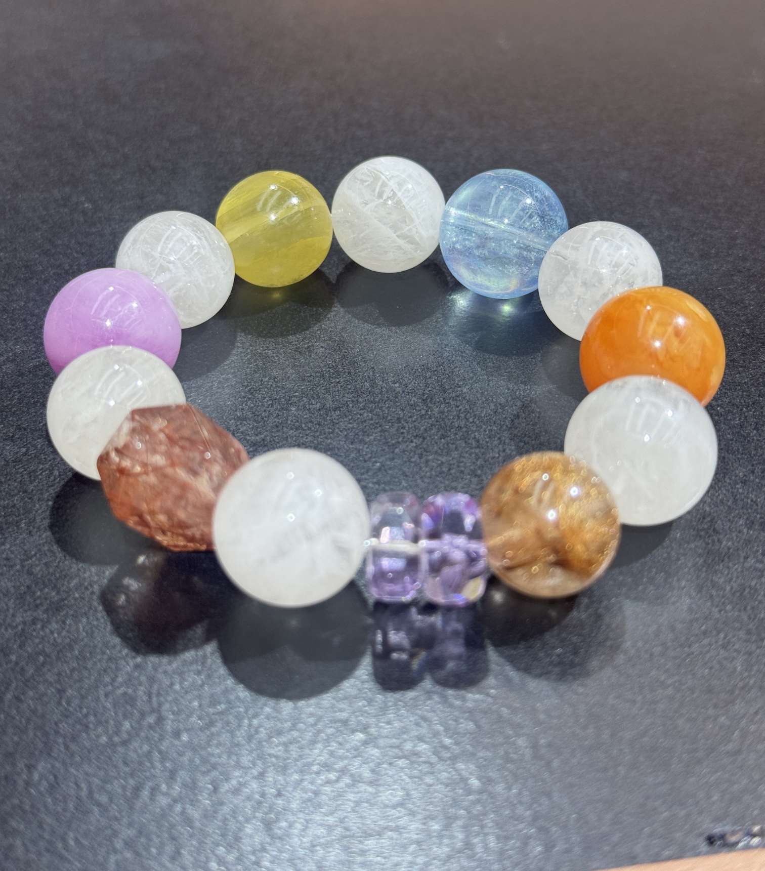 水晶手链水晶珠子 多宝水晶，里面配色有海蓝宝，雪花幽灵，铜发晶，超七等等，就是选用好的水晶，每颗珠子都有不同的寓意 