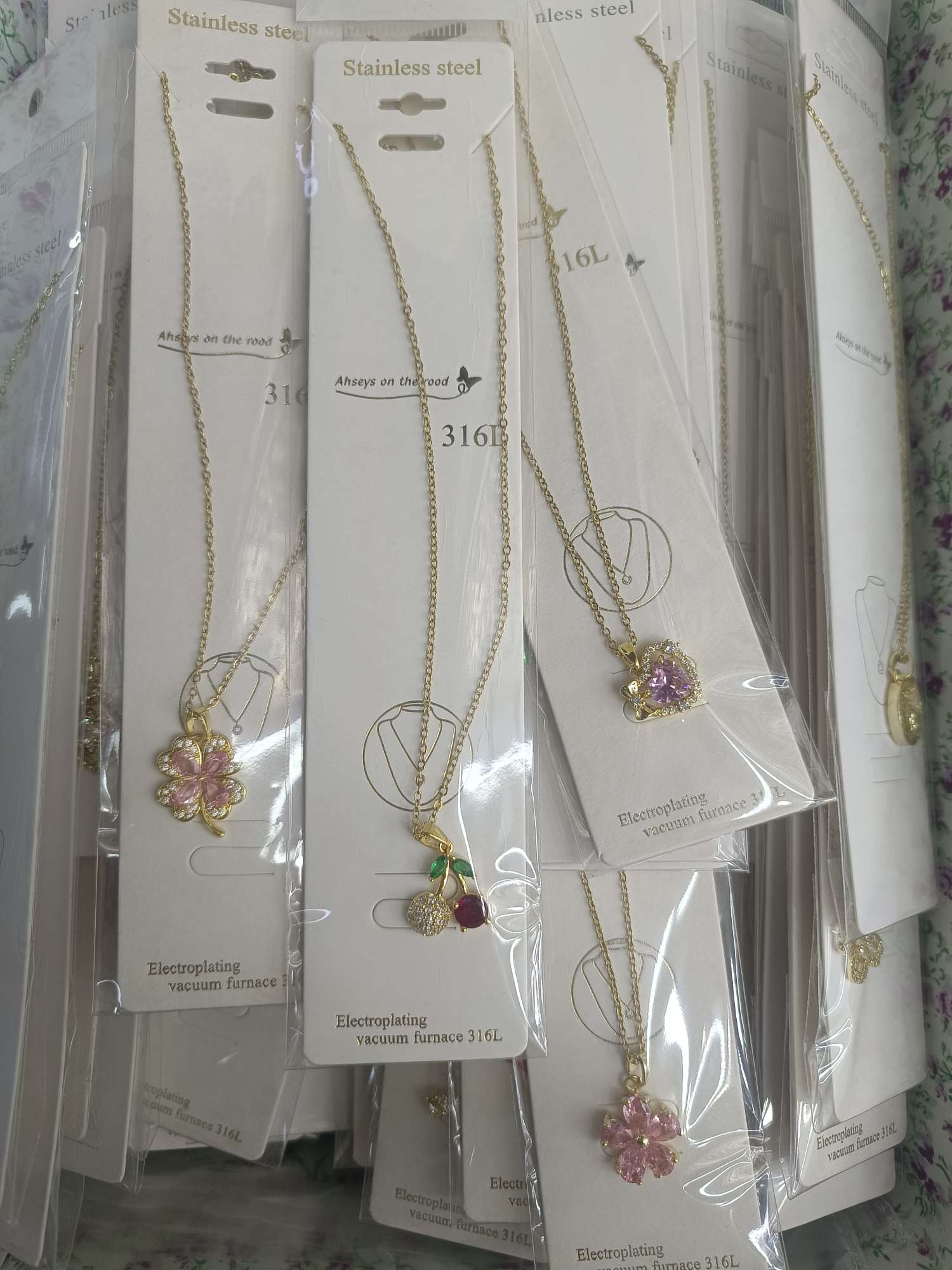 Fashionable rhinestone melon chain necklace, stainless steel necklace, simple and versatile pearl necklace, women's jewelry Application Scenario