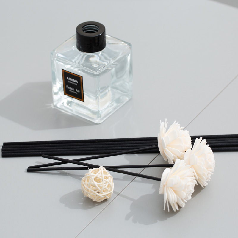 Lavender non-flame diffuser with rattan and rattan balls for sleep, bedroom, living room and home fragrance Application Scenario