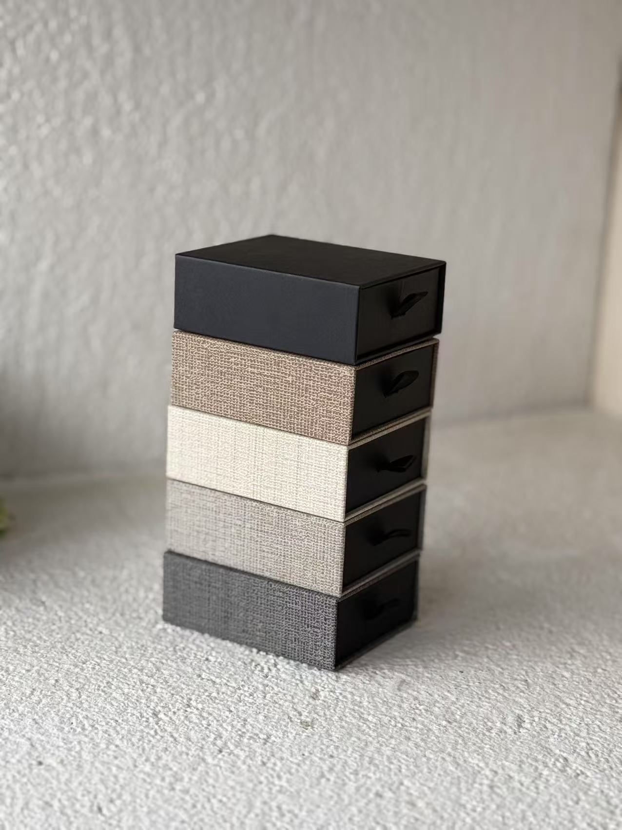 饰品盒子7x9抽届盒。颜色有宝兰。大红。粉色。灰色。咖啡色。灰色。客户也可以来样品做首饰展示盒