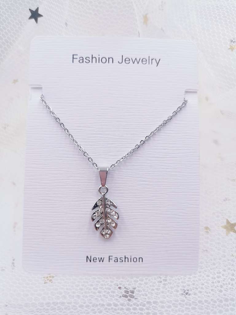 2025年不绣钢韩版轻奢树叶带钻保色项链