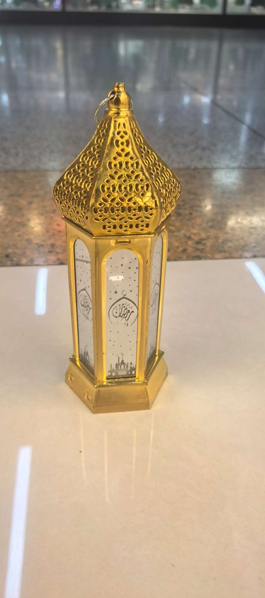 鎏金镂空的穹顶，裹着星月与清真寺的纹样，这盏灯笼像把阿拉伯庭院的晚风都装了进来——暖光一透，连空气都浸了庄重又温柔