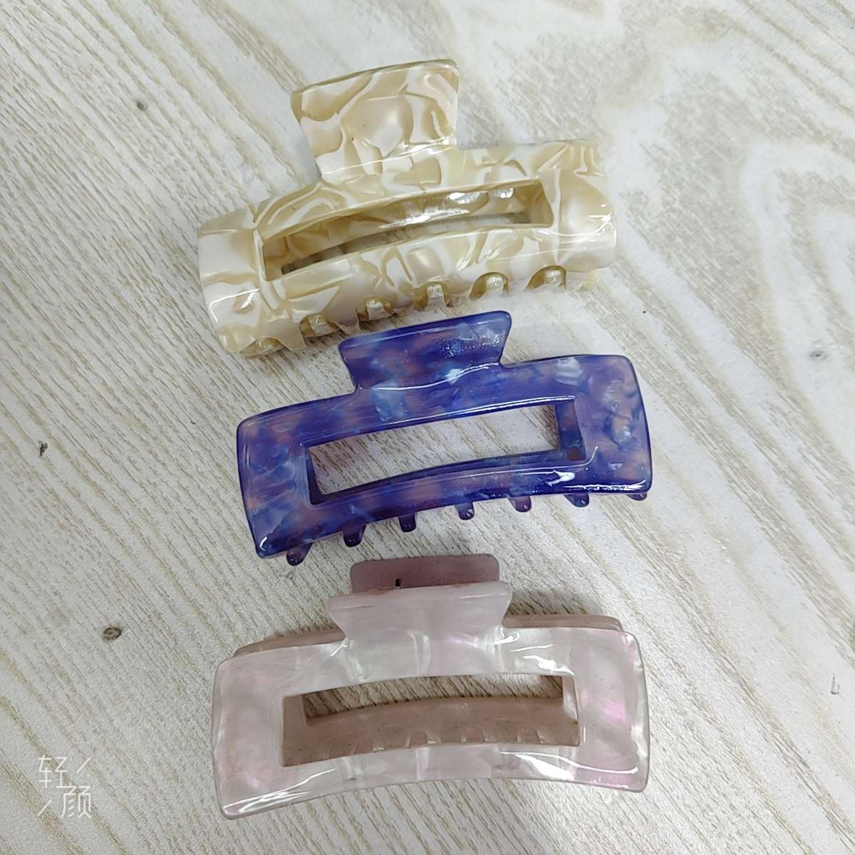Rectangular grab clip, Feliya women's spliced hair tie, Korean style hair tie, hair accessory, hair accessory, hair tie, hair band, simple and versatile, fashionable women's acrylic large claw hair accessory, women's spliced Korean style hair band, Feliya large claw hair Application Scenario