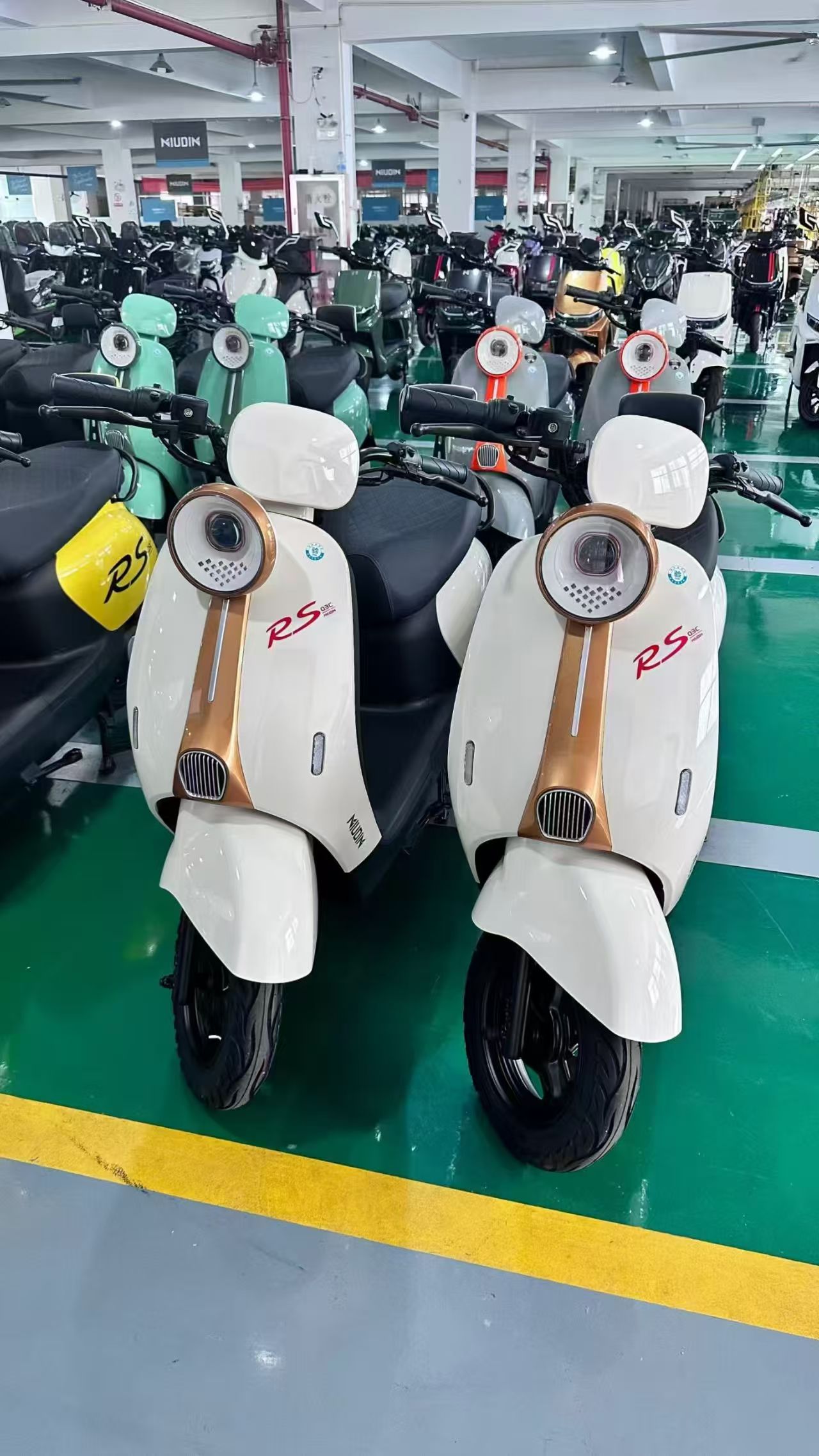 新款RS电动踏板车亮相，时尚复古设计，展厅陈列吸睛。
