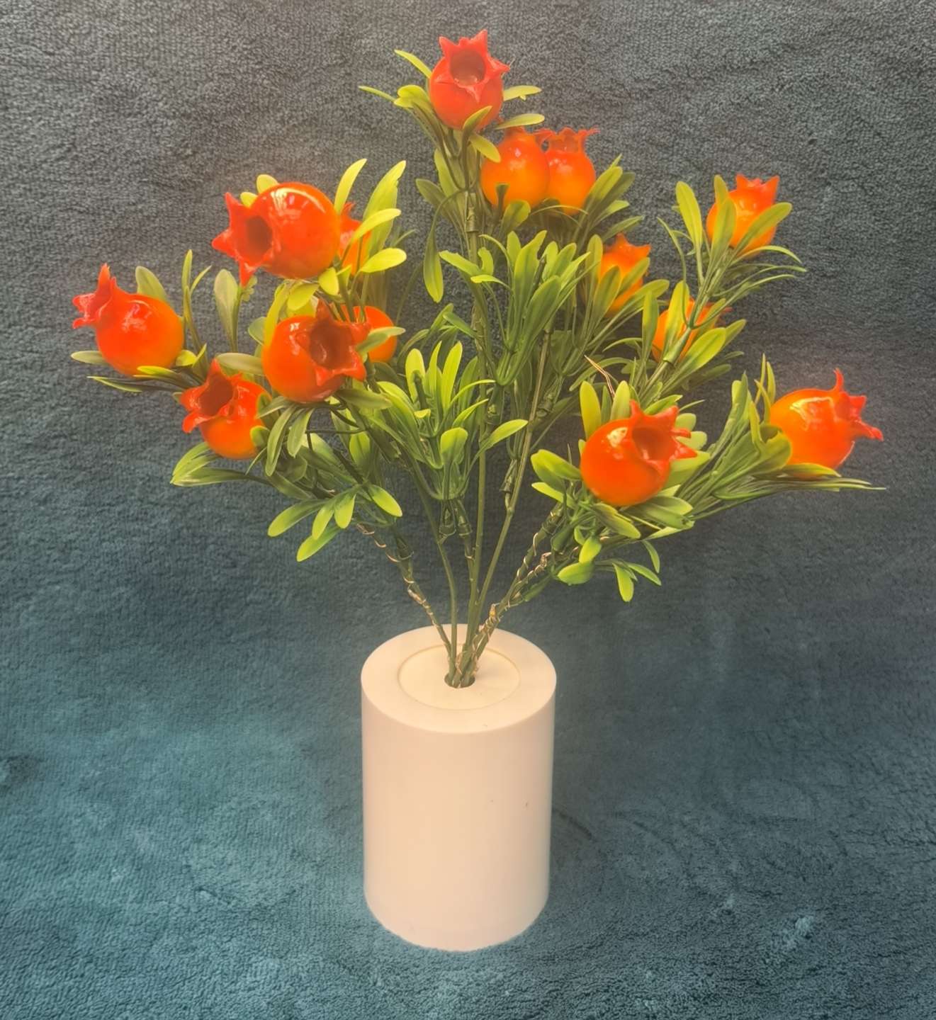 暖橘色的仿真石榴枝，坠着饱满的“小灯笼”，往素白瓷瓶里一插，家里就沾了秋的热闹与“多子多福”的好兆头~