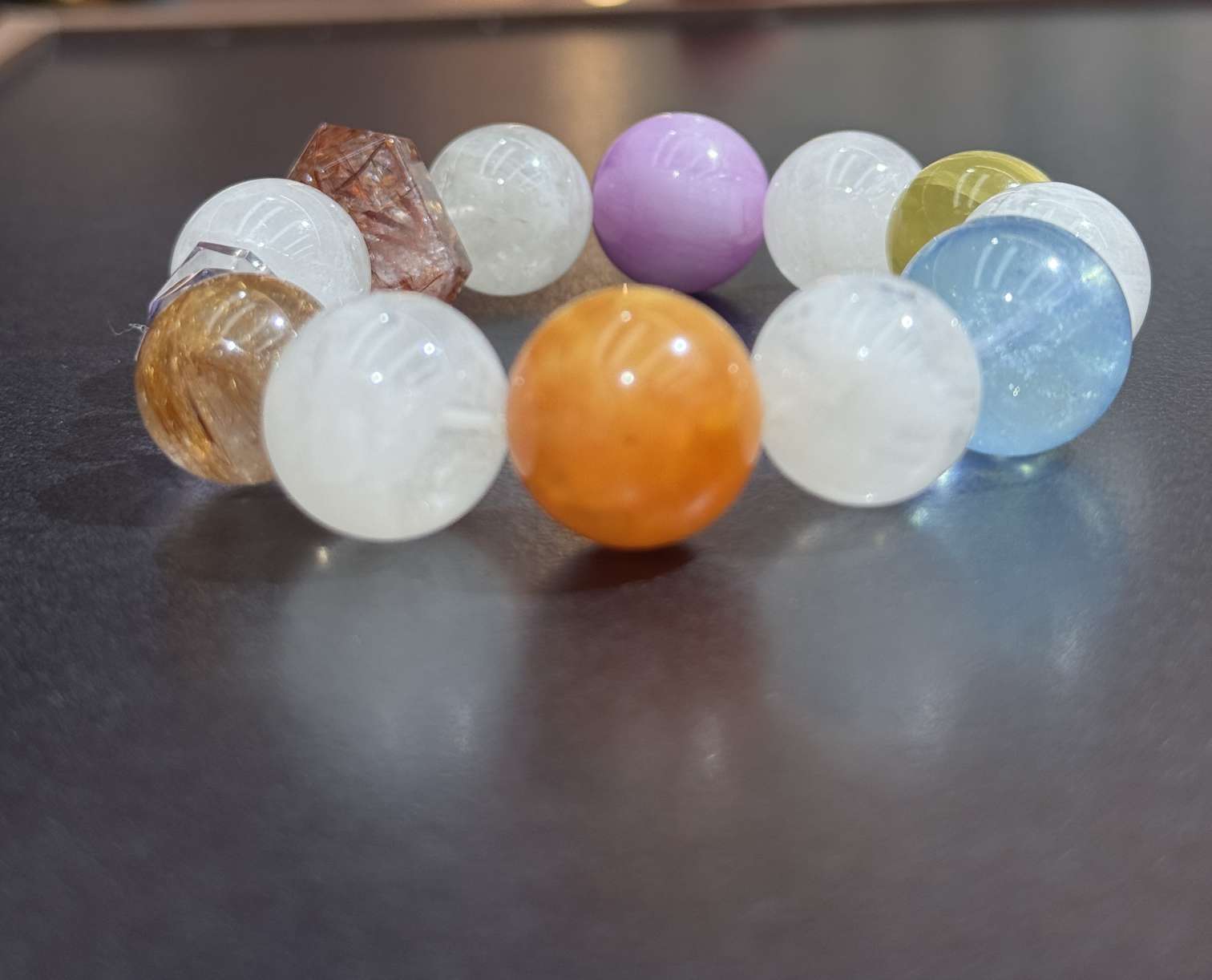 水晶手链水晶珠子 多宝水晶，里面配色有海蓝宝，雪花幽灵，铜发晶，超七等等，就是选用好的水晶，每颗珠子都有不同的寓意 细节图