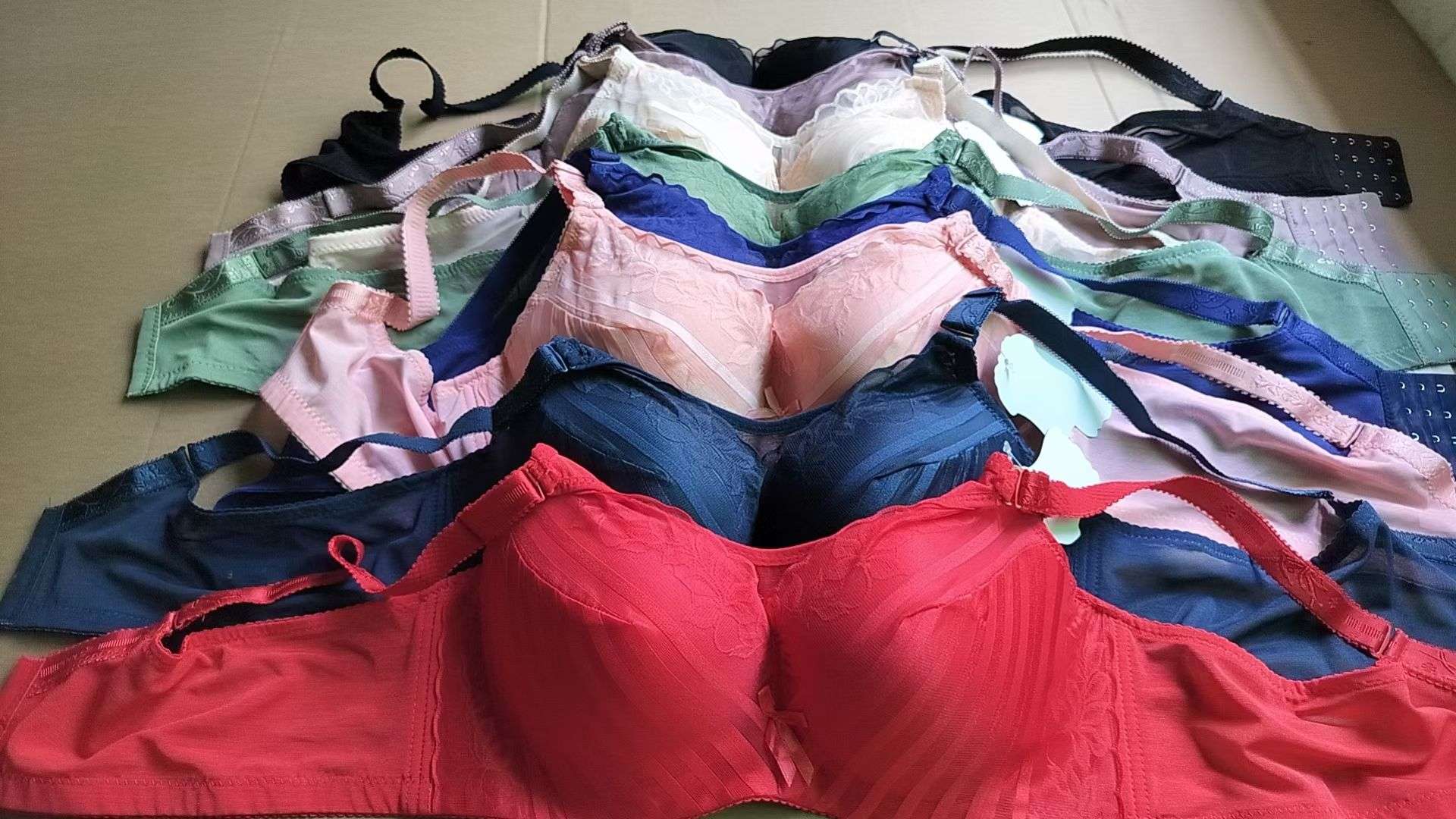 Cross-border lingerie: Women's plus-size bras without underwire detail image 16