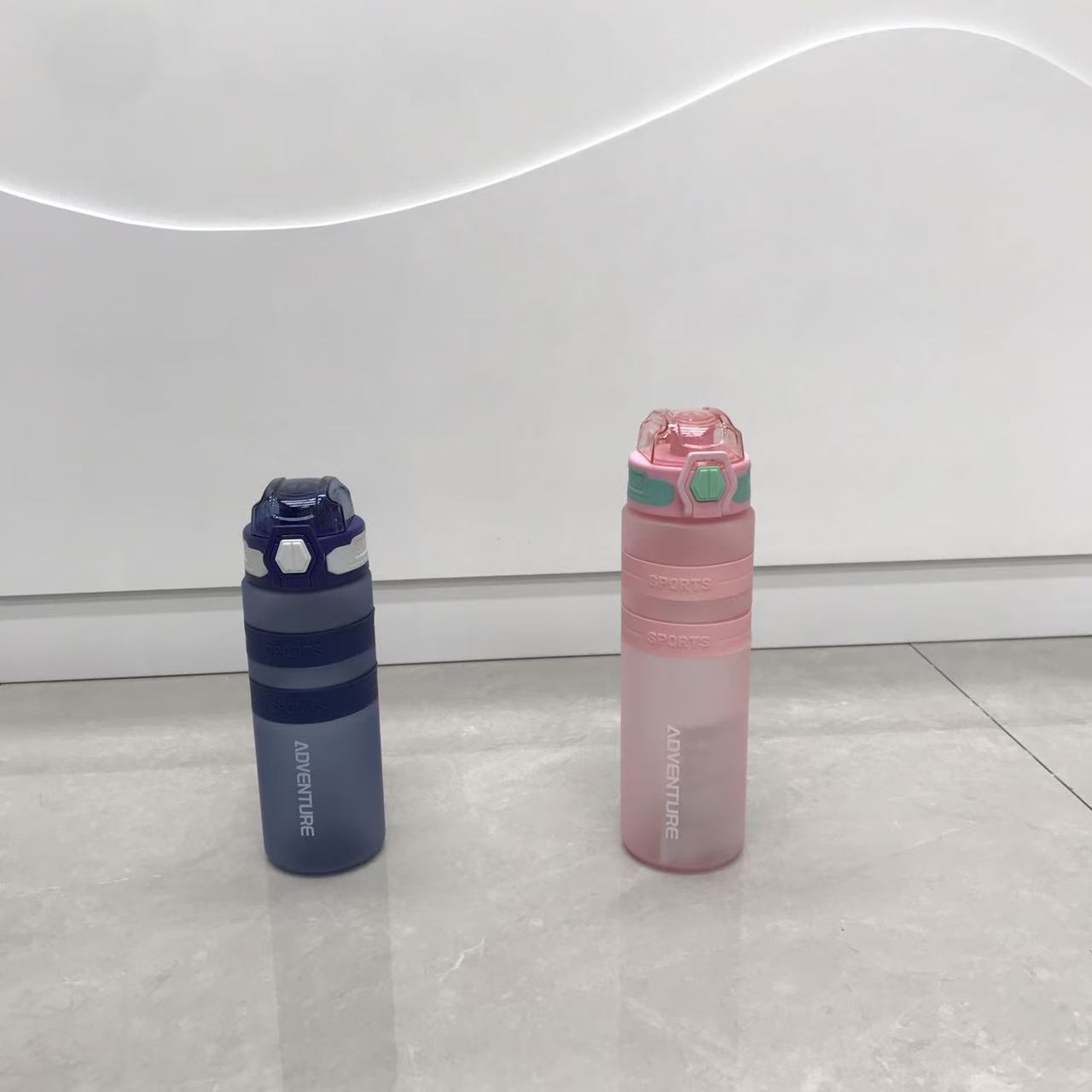 ADVENTURE渐变条纹弹跳盖水杯 运动风大容量便携杯 磨砂质感多色杯子详情2