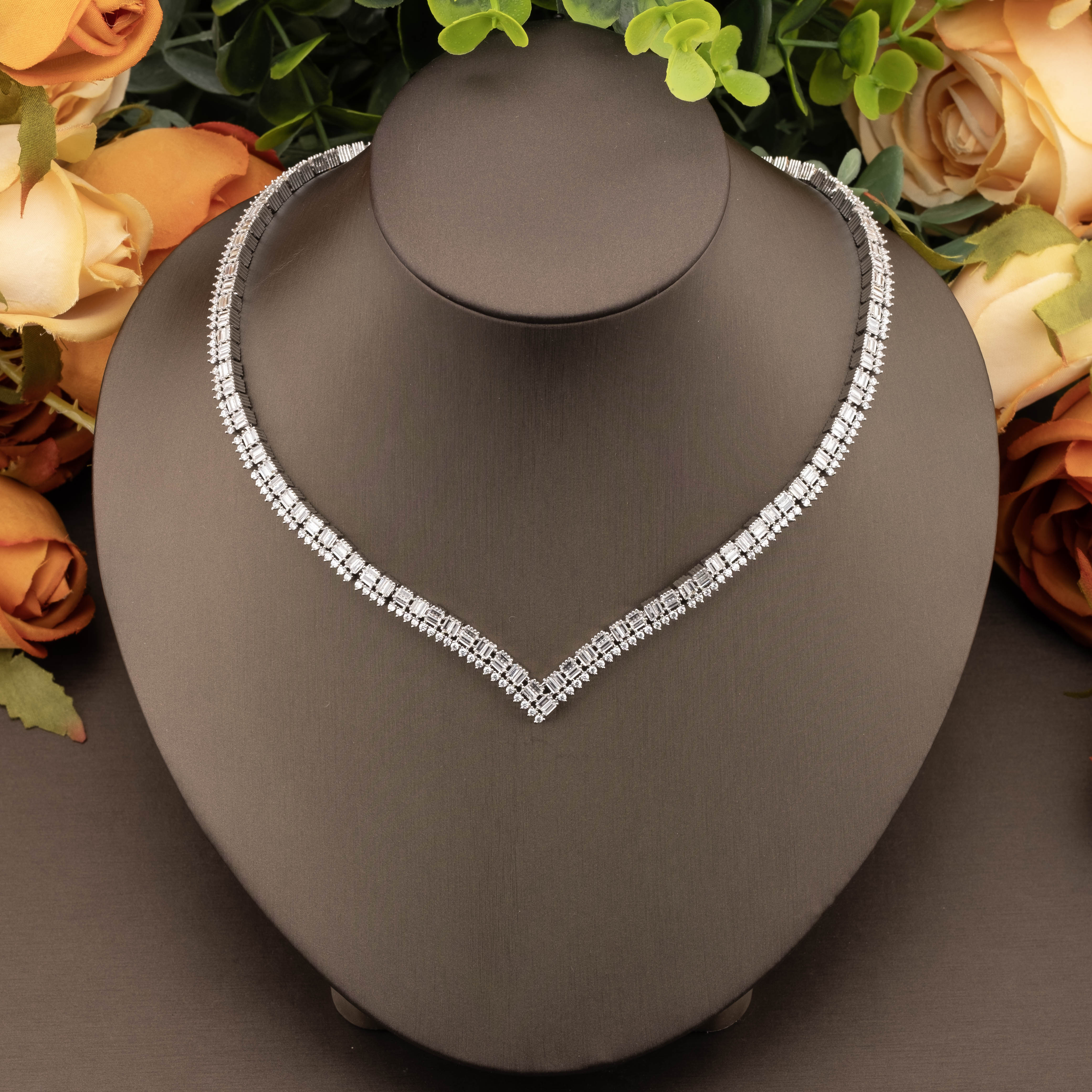 A set of elegant and luxurious V-neck jewelry with sparkling cubic zirconia inlaid is suitable for ladies to wear at daily banquets Specification image