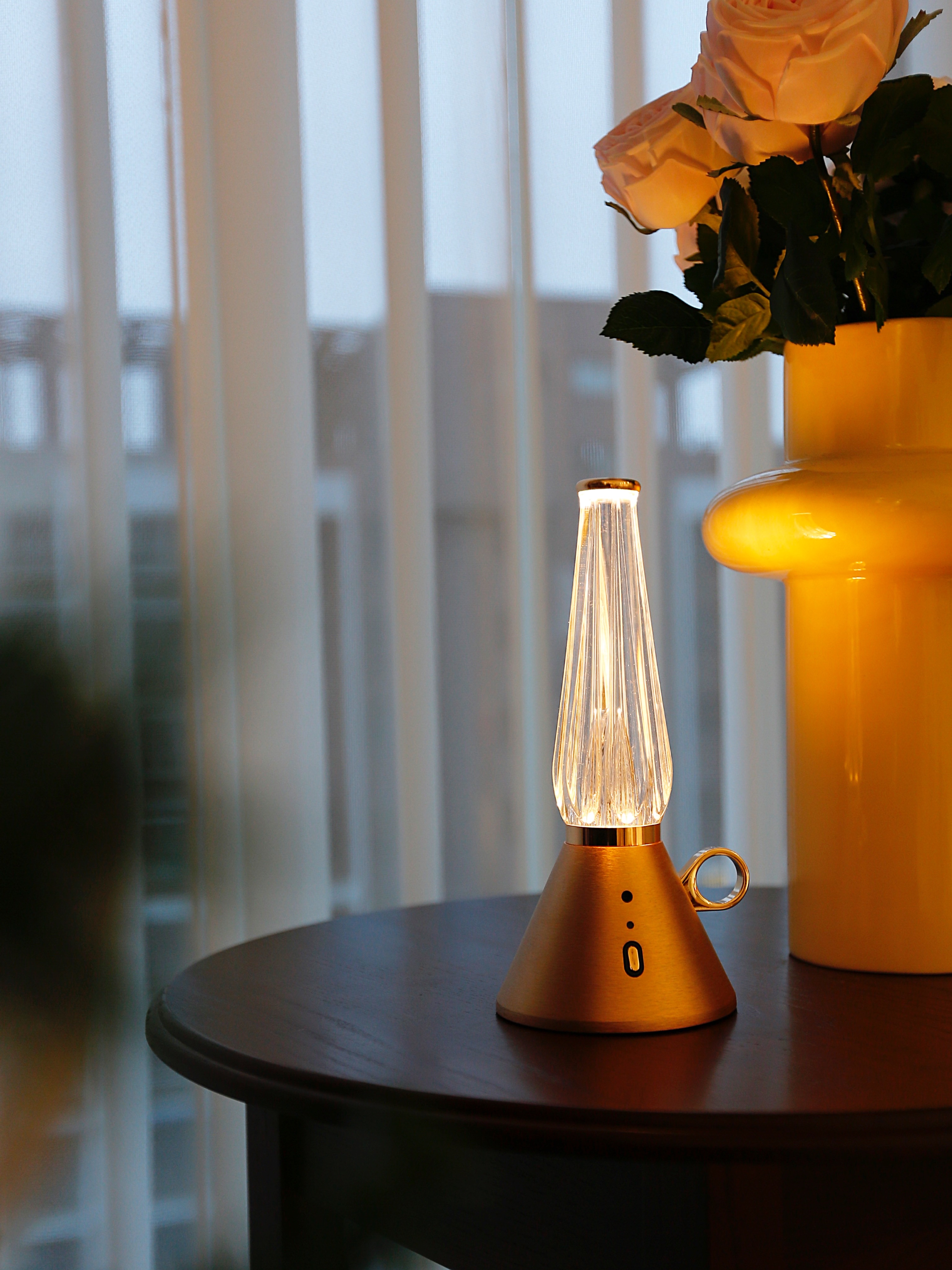 Creative table lamps, home acrylic ambient lights, aluminum alloy creative table lamps, night lights, decorative lights, ornaments Application Scenario