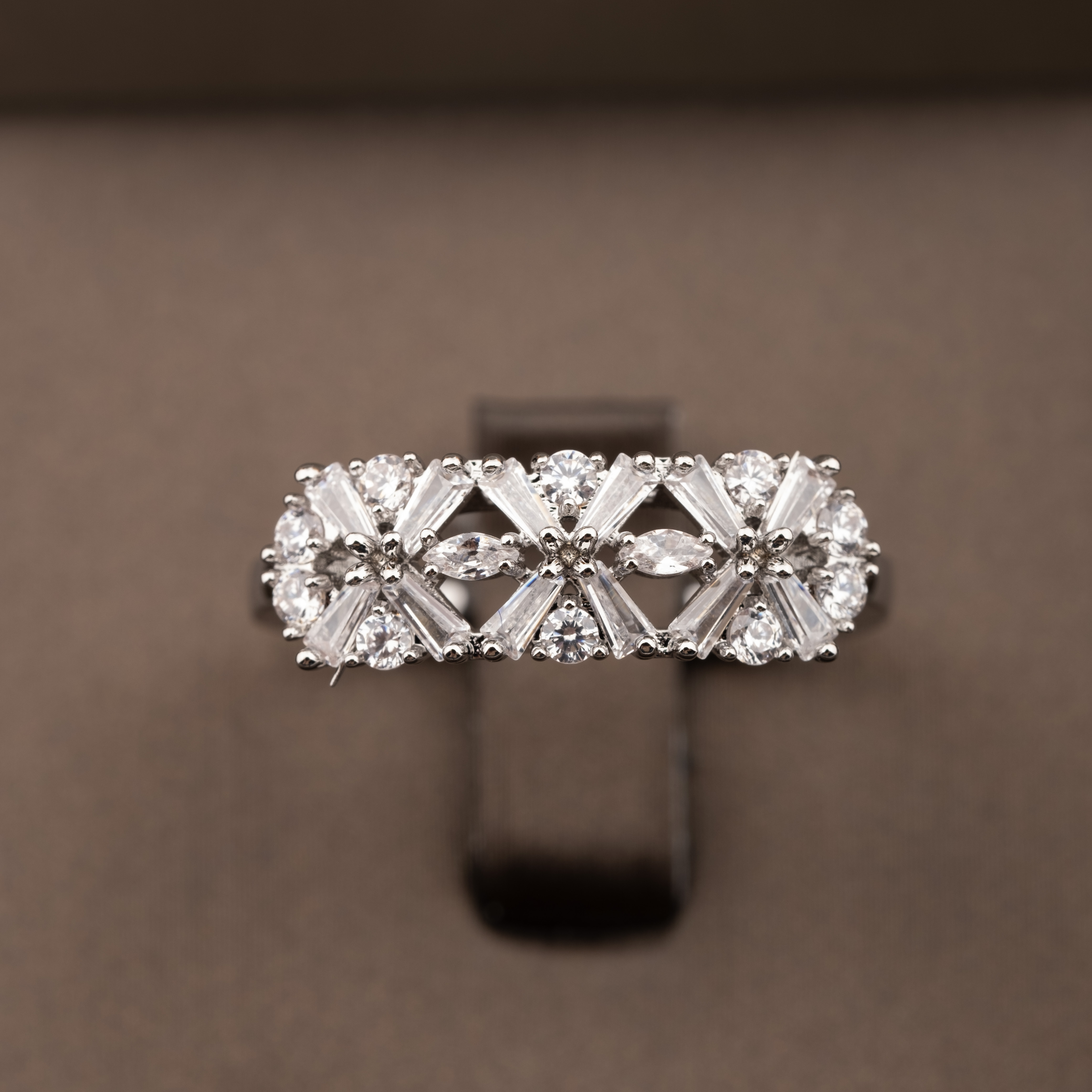 A luxurious and elegant cubic zirconia V-neck small butterfly jewelry set is suitable for ladies to wear at their weddings Application Scenario