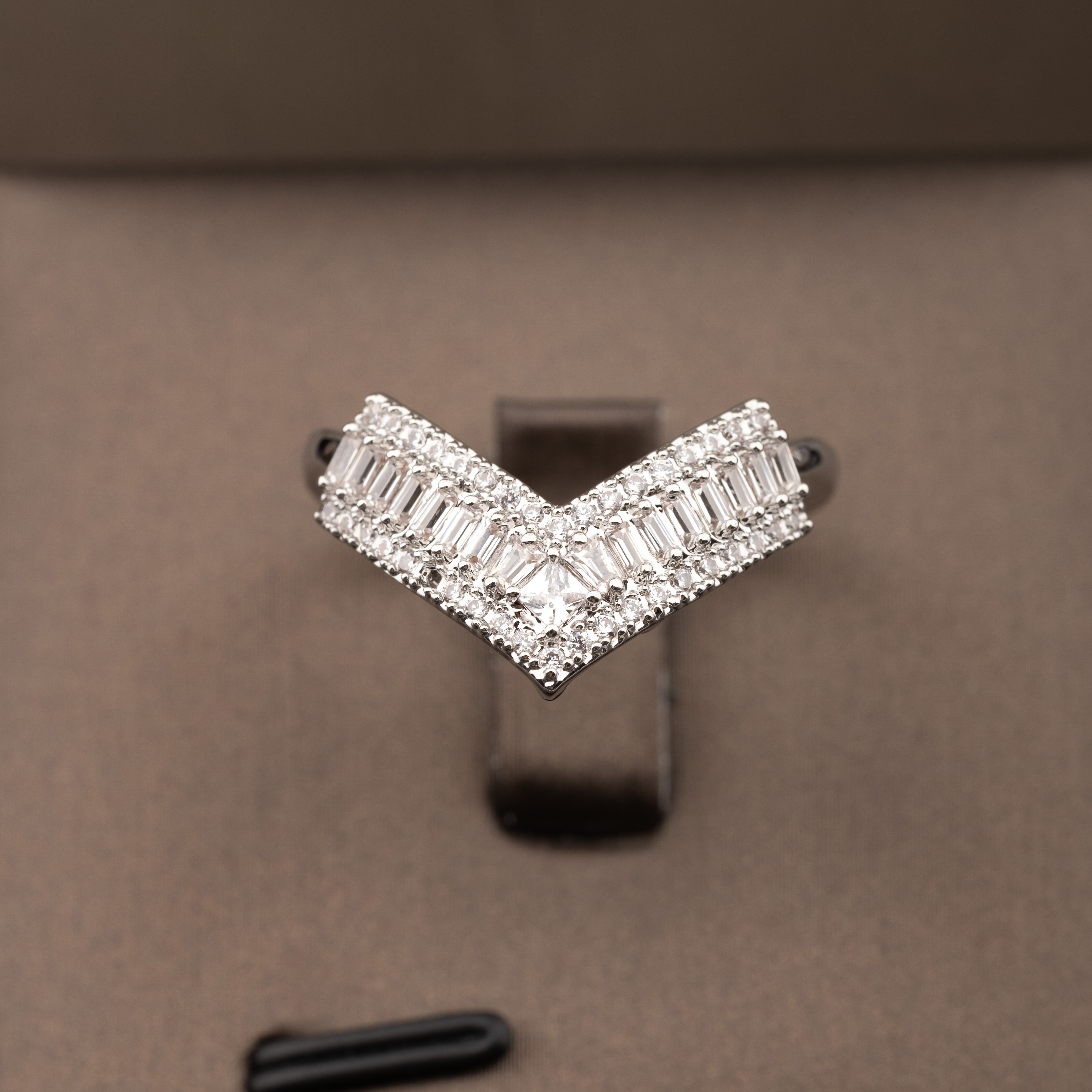 A luxurious and elegant jewelry set with a sparkling cubic zirconia V-neck design is suitable for ladies to wear at banquets Application Scenario