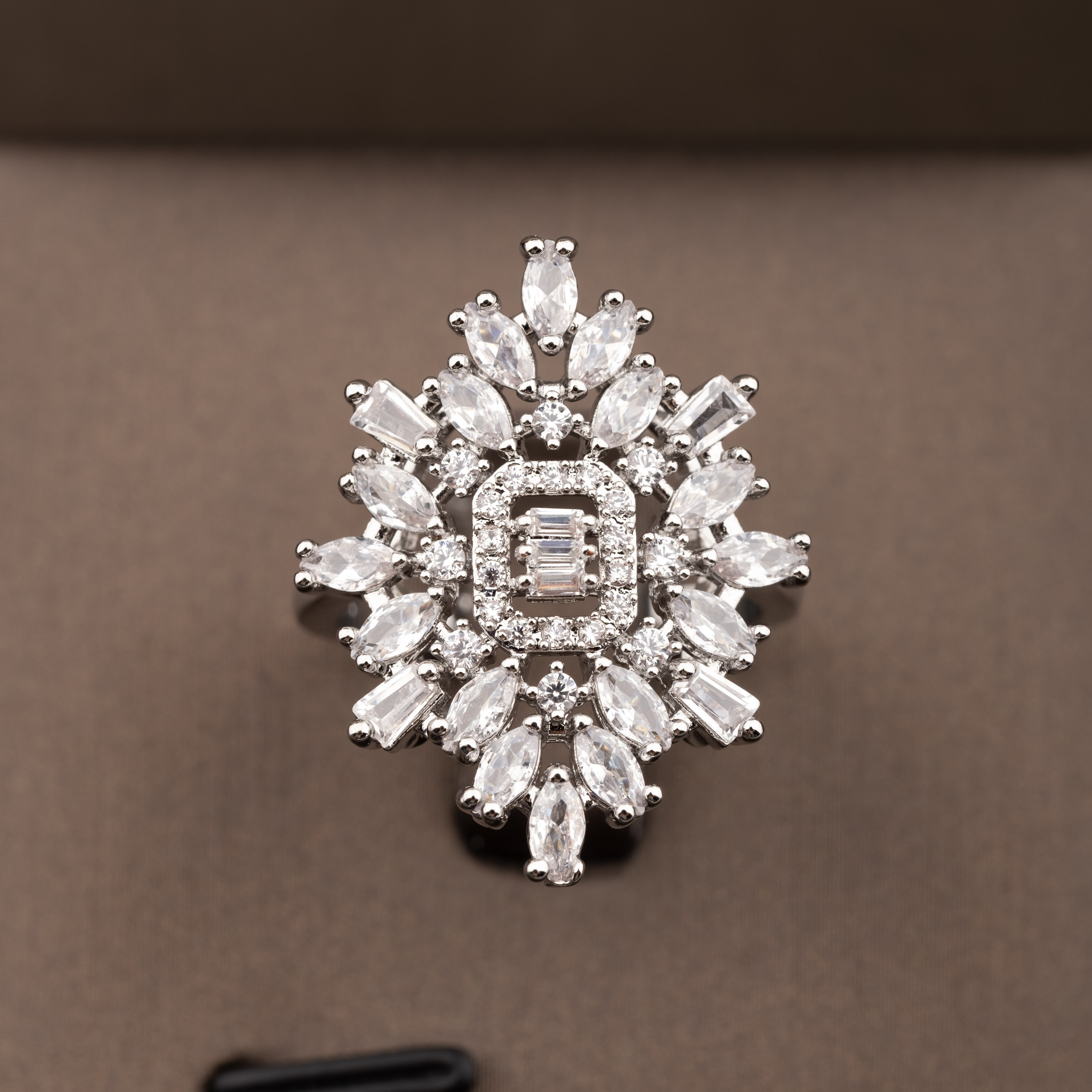 A set of elegant jewelry with a pendant design featuring shiny cubic zirconia bouquets is perfect for ladies' party banquets Application Scenario