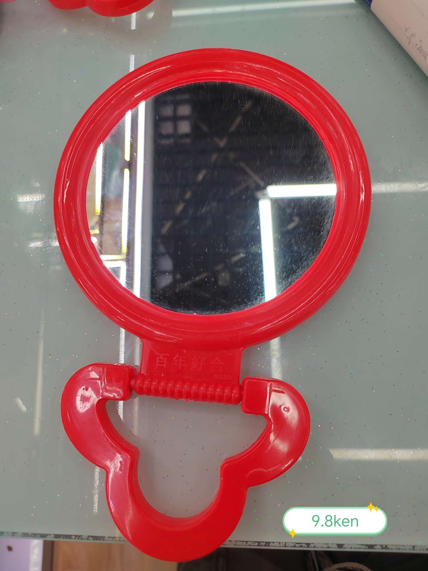 塑料镜子，手持镜，还可以挂着的镜子，非常实用，颜色亮丽，价格便宜，欢迎选购装饰镜