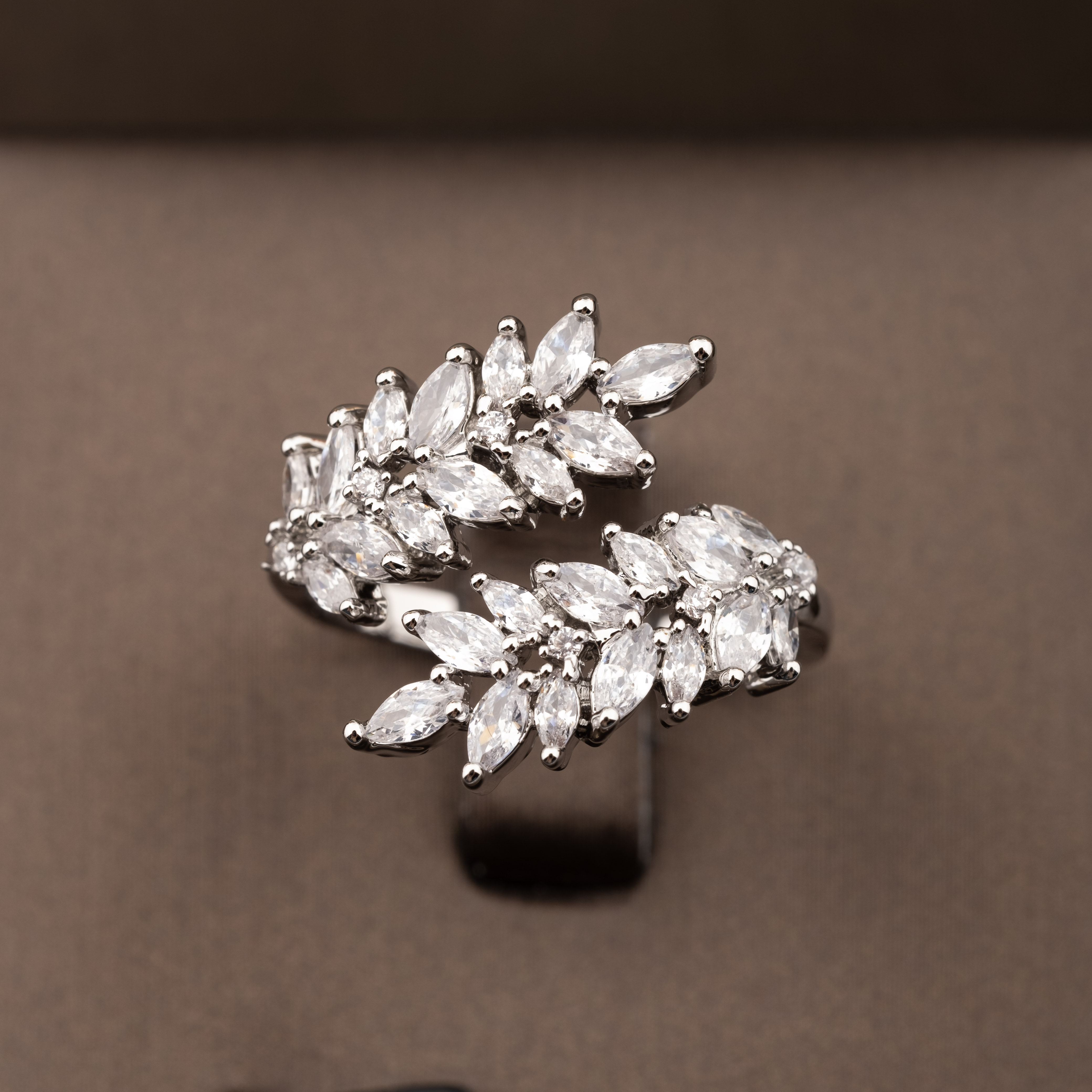 A luxurious and elegant jewelry set with cubic zirconia V-neck wheat ear design is suitable for ladies to wear at weddings Application Scenario