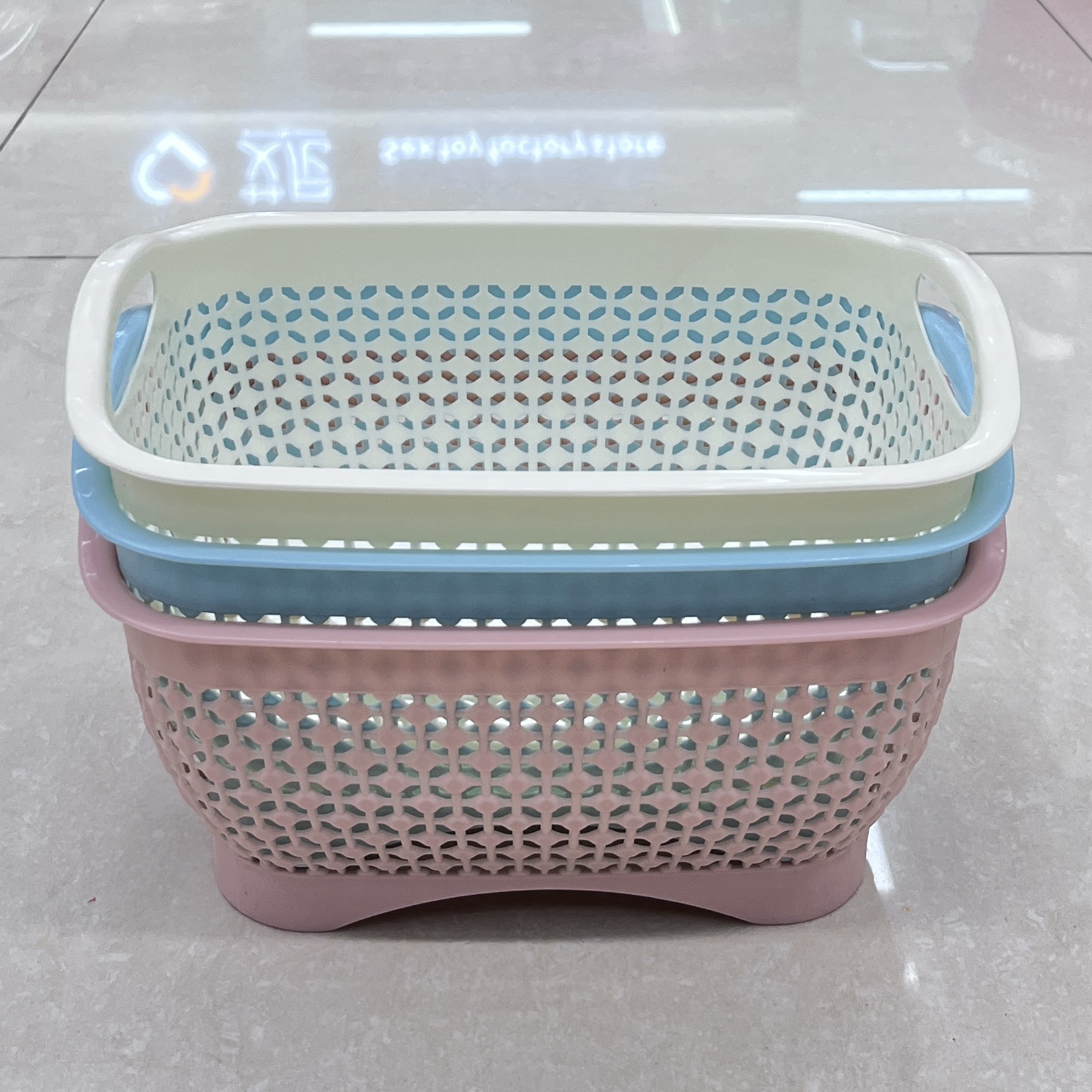 New rectangular plastic basket storage box made of rattan for express delivery
