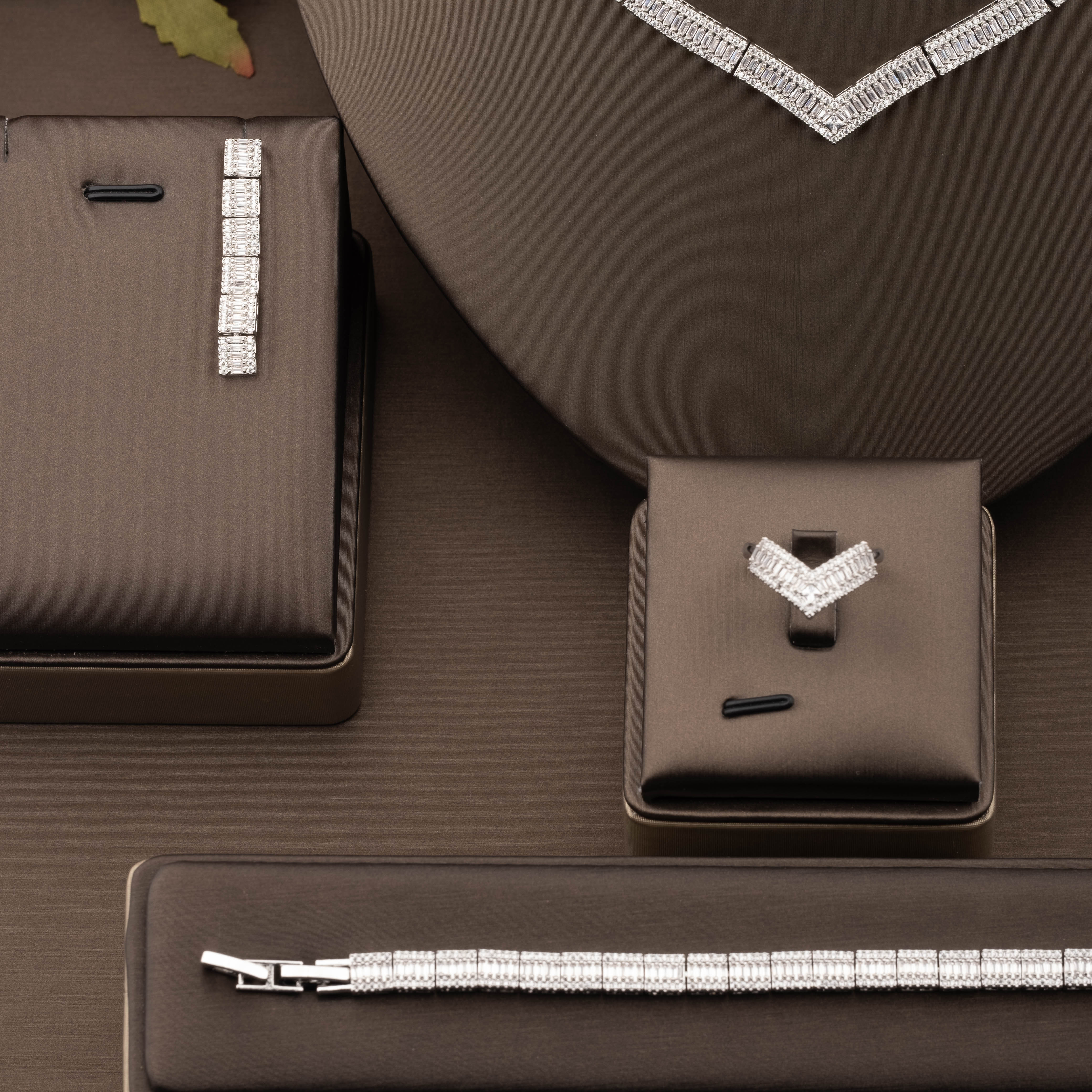 A luxurious and elegant jewelry set with a sparkling cubic zirconia V-neck design is suitable for ladies to wear at banquets details Picture