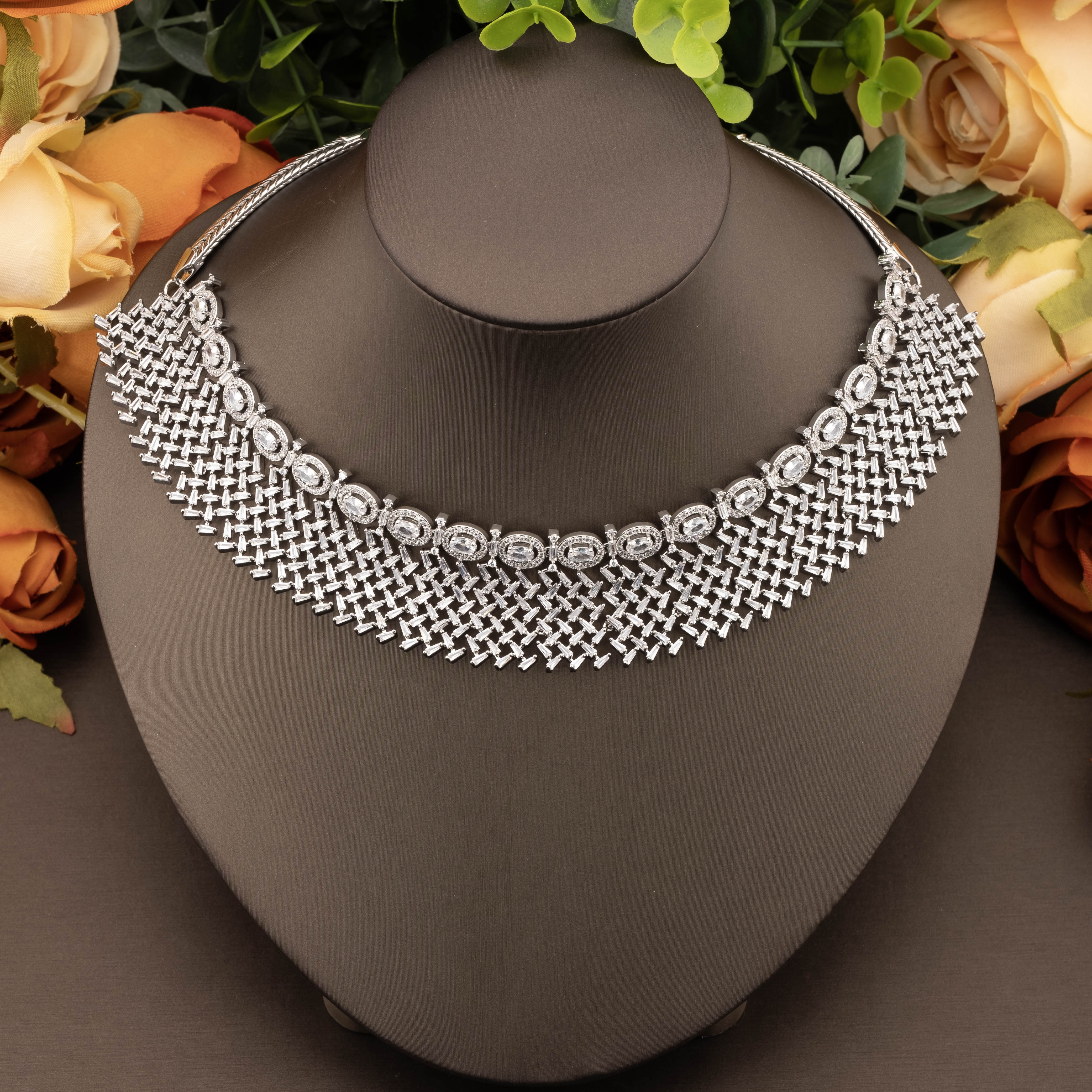 A classic retro-style jewelry set with shiny cubic zirconia mesh is suitable for ladies to wear at their weddings Specification image