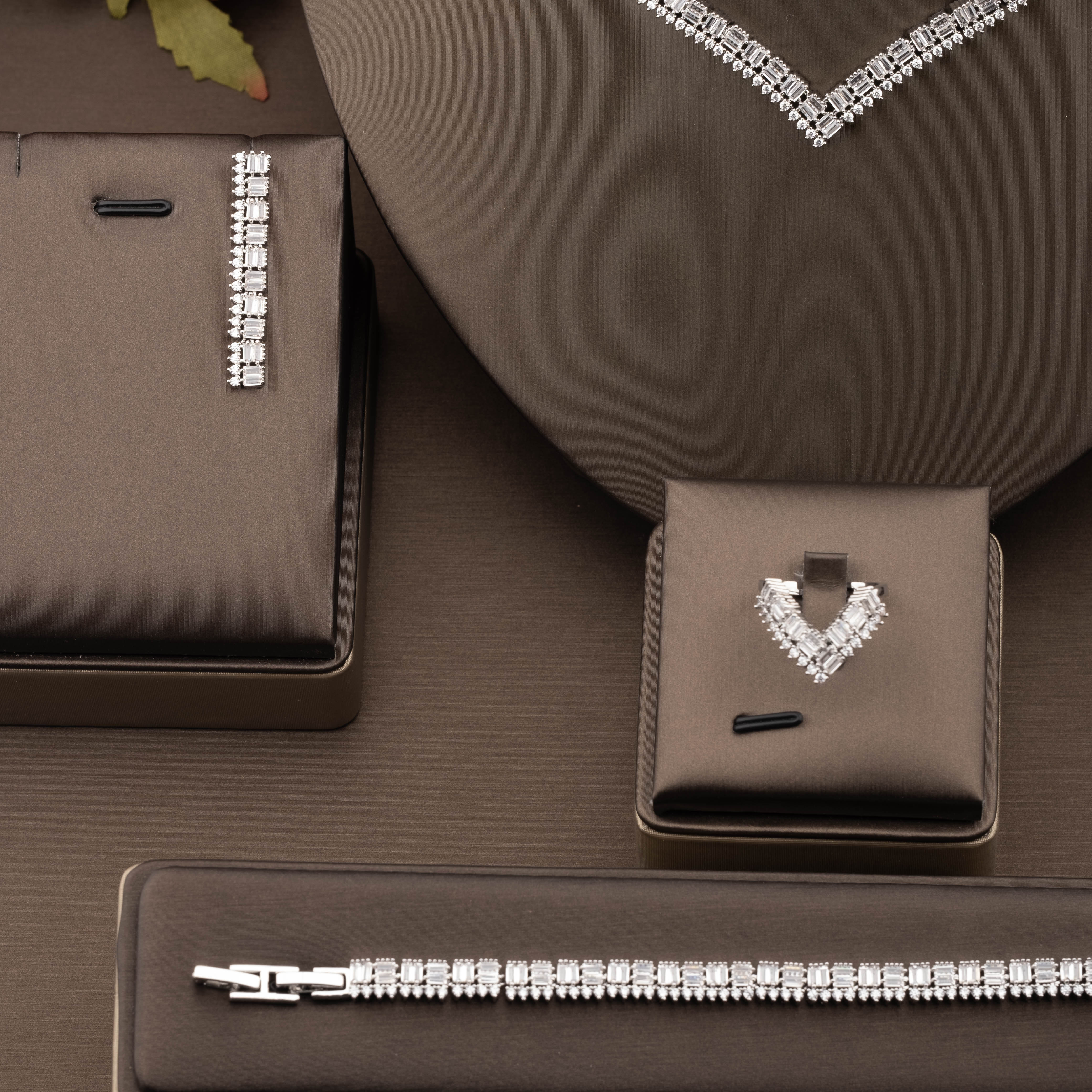 A set of elegant and luxurious V-neck jewelry with sparkling cubic zirconia inlaid is suitable for ladies to wear at daily banquets details Picture