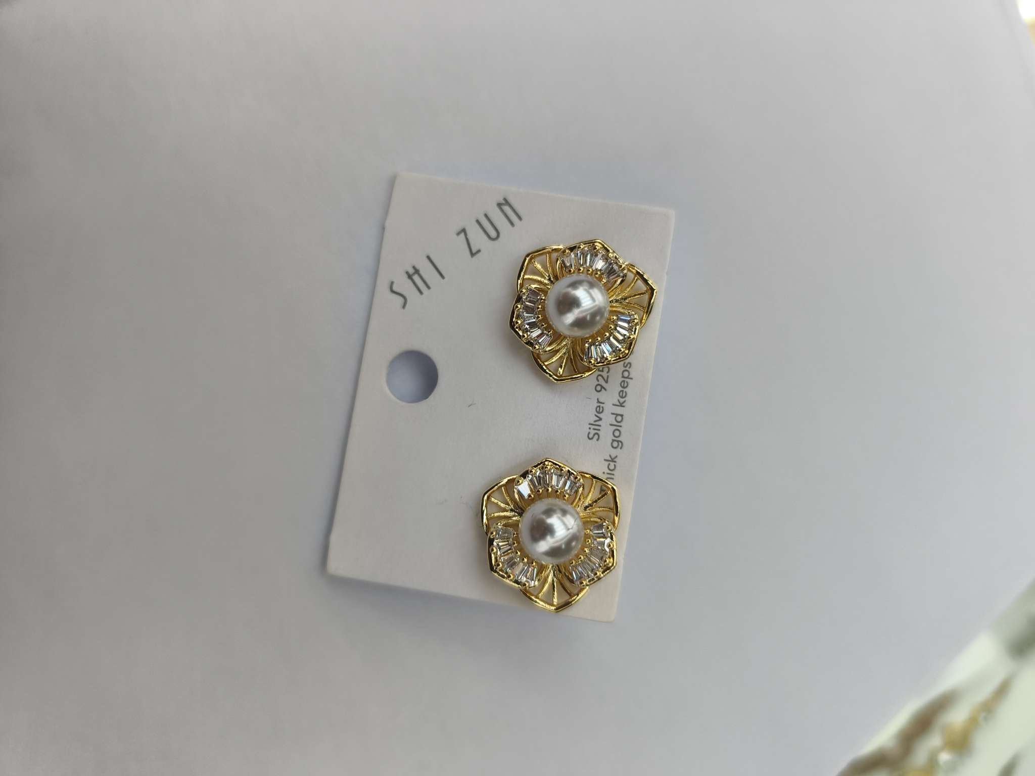 夏拉简约高级感金色花朵闪钻时尚百搭耳钉新娘耳饰晚宴日常OL耳环白底实物图