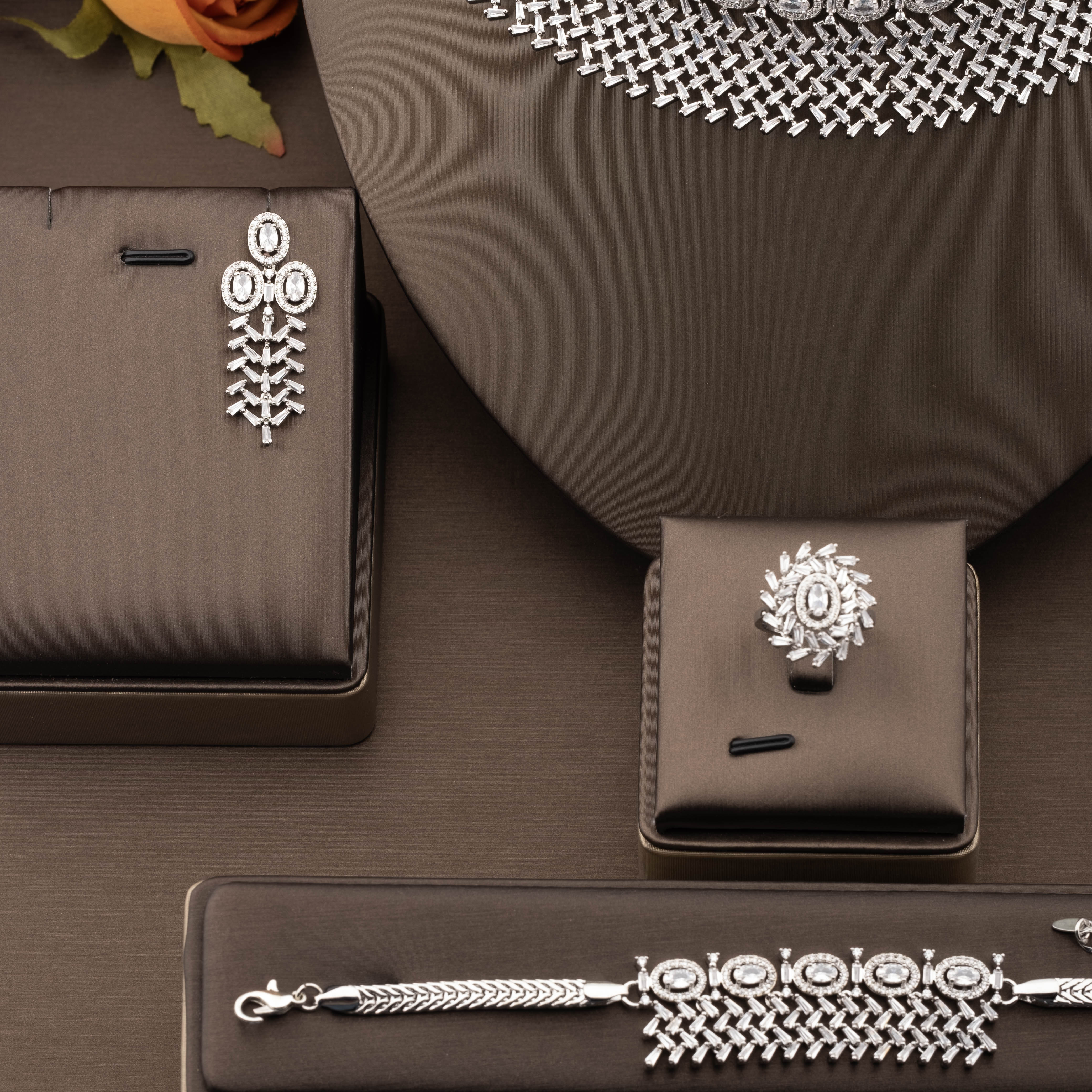 A classic retro-style jewelry set with shiny cubic zirconia mesh is suitable for ladies to wear at their weddings details Picture