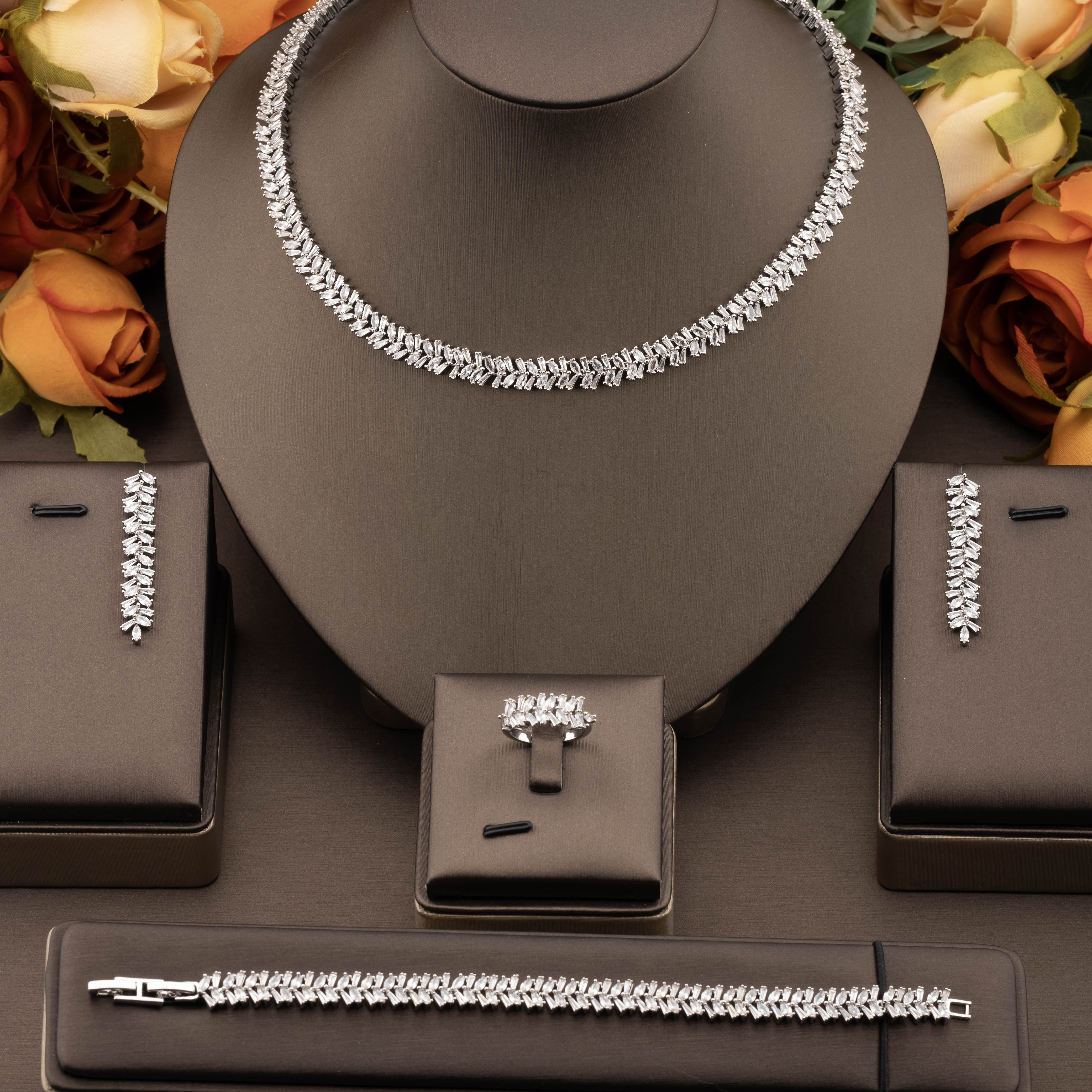 A luxurious jewelry set with cubic zirconia ear design is suitable for ladies to wear at wedding parties