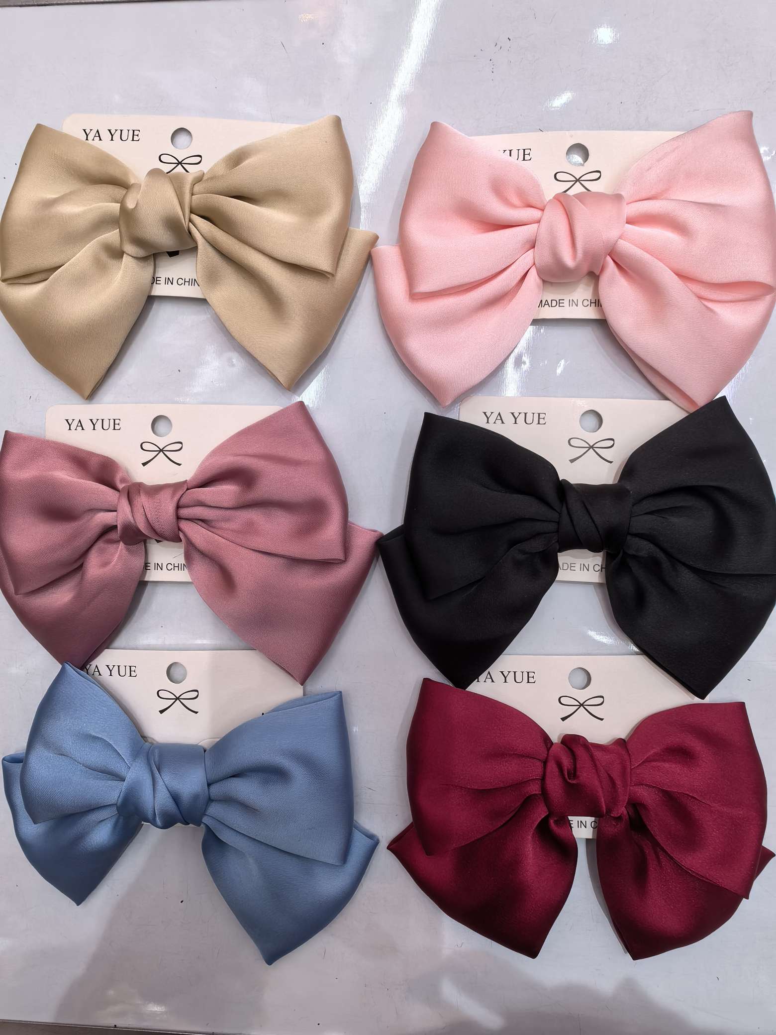 Fashionable satin, waist-twisting hair clips, duckbill hair clips, simple headwear, versatile and trendy hair accessories. Women's styles come in multiple colors to choose from