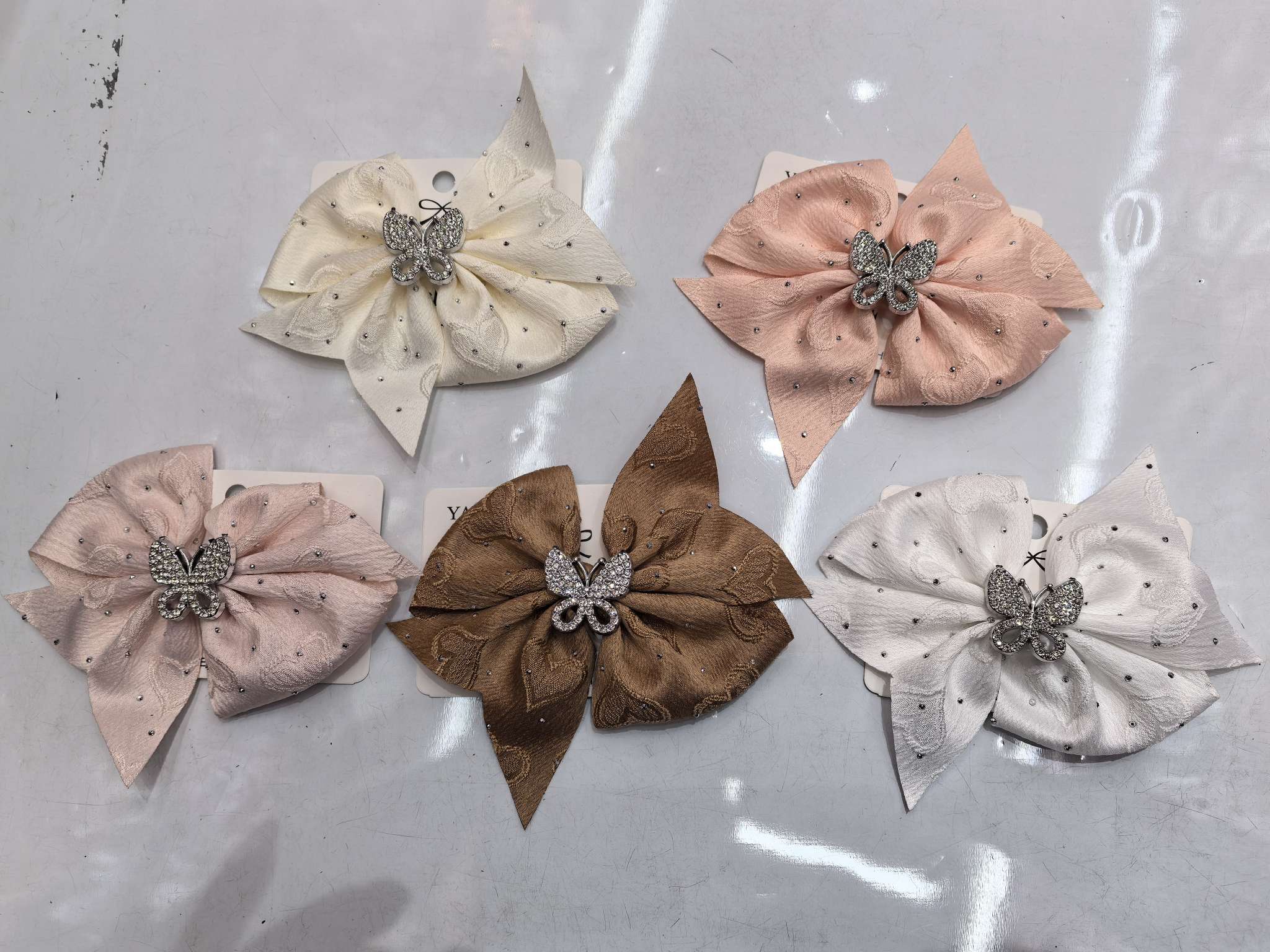 Fashionable heart-shaped hot diamond fabric, paired with butterfly diamonds and shark clip hair accessories, simple and versatile hair accessories.