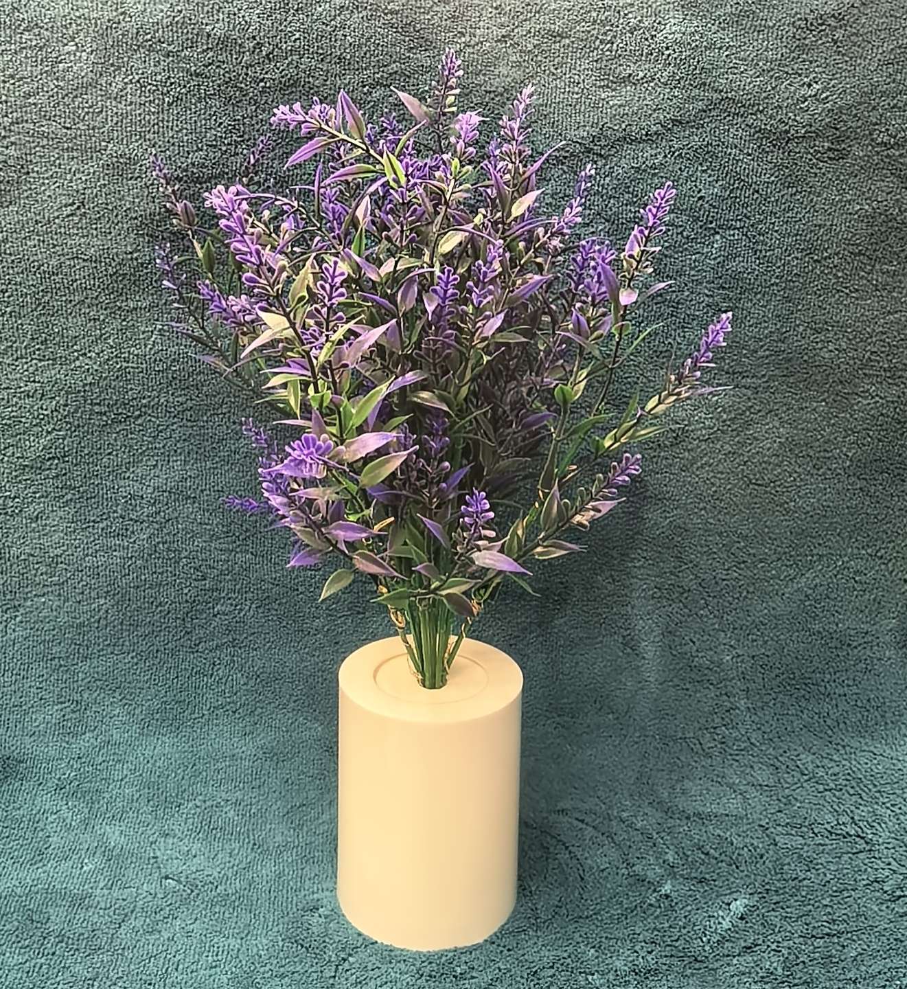 把一捧紫调的温柔塞进奶油白的罐子里，连空气都浸满了松弛的浪漫。