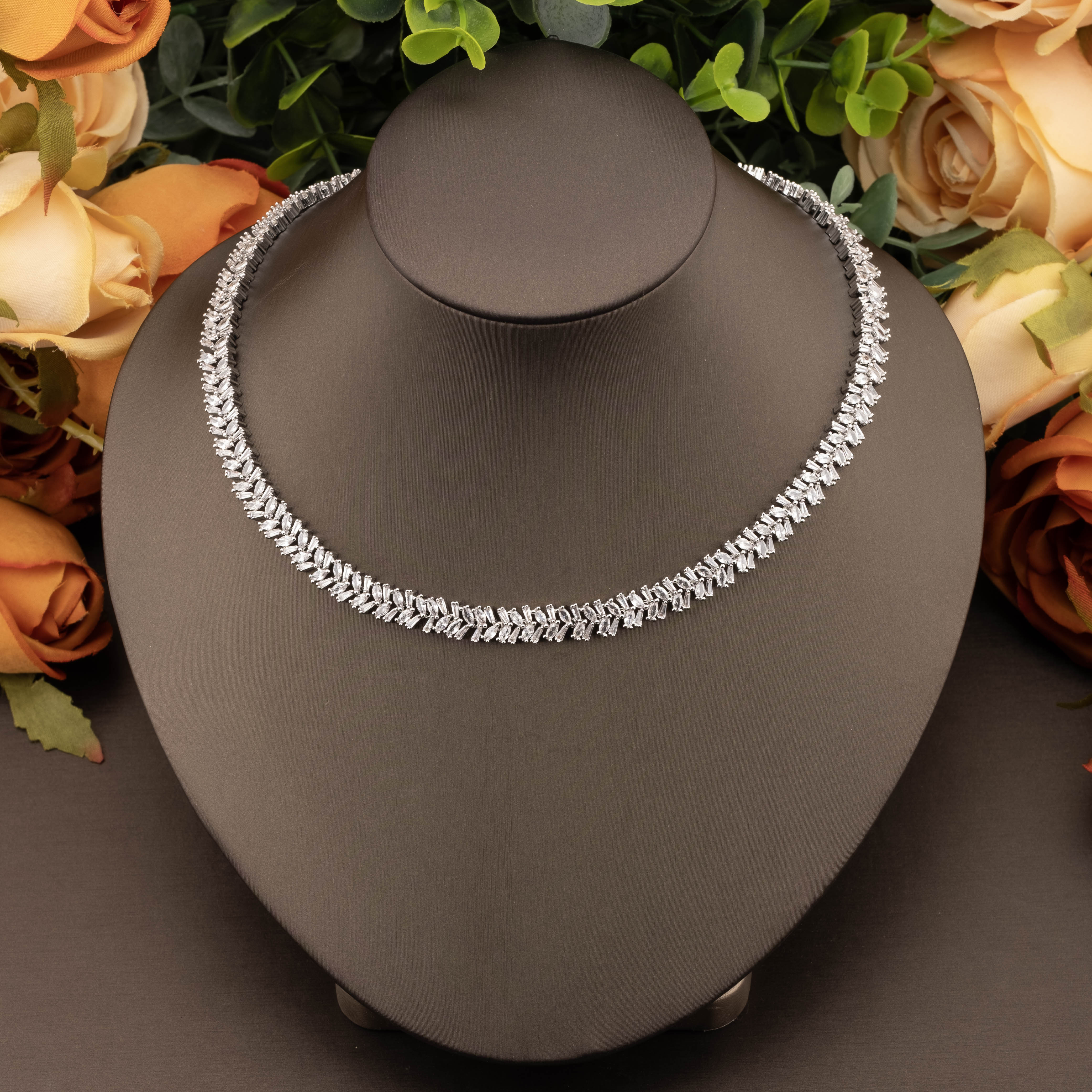A luxurious jewelry set with cubic zirconia ear design is suitable for ladies to wear at wedding parties Specification image