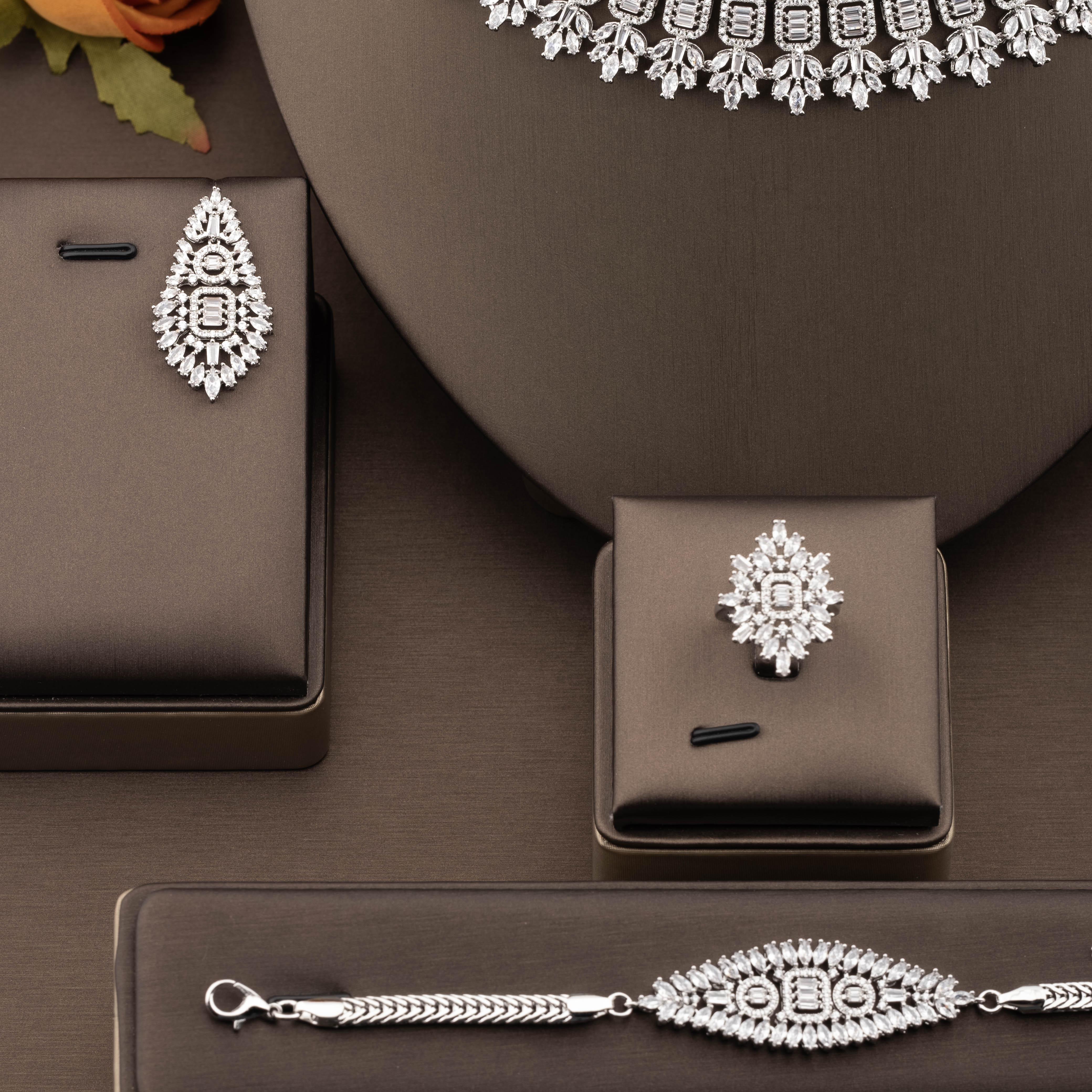 A set of elegant jewelry with a pendant design featuring shiny cubic zirconia bouquets is perfect for ladies' party banquets details Picture