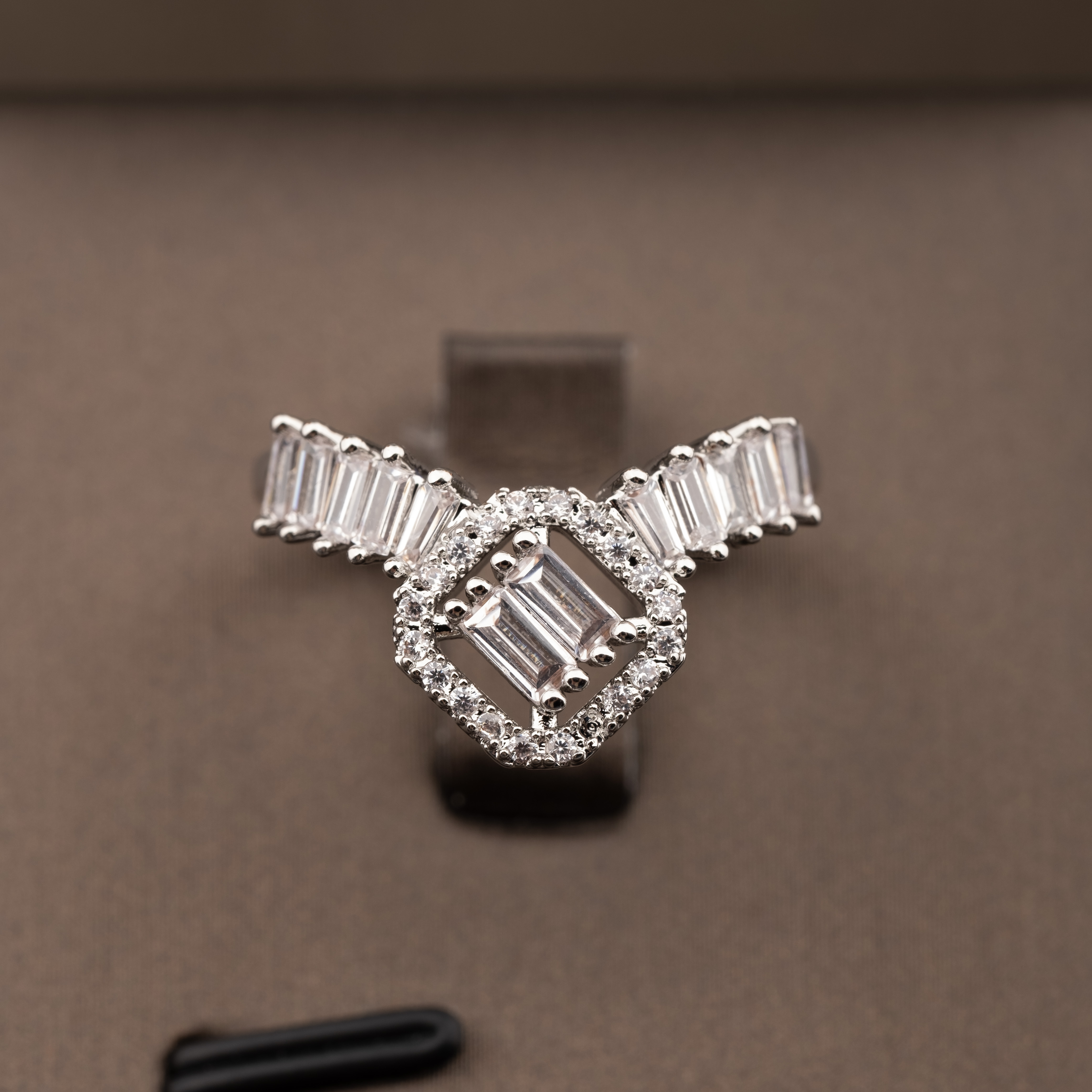 A luxurious and elegant set of jewelry with sparkling cubic zirconia layers is suitable for ladies to wear at their weddings Application Scenario