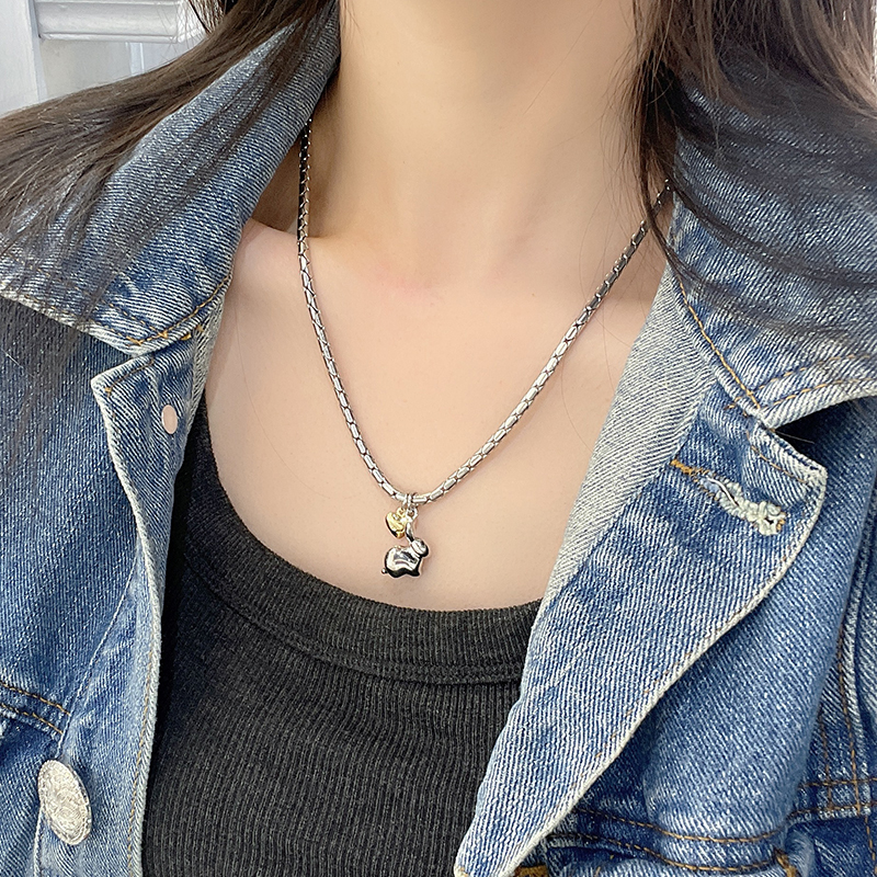 小兔吊坠蛇骨链休闲ins风秋冬项链高级感批发饰品毛衣链长款百度小兔吊坠蛇骨链休闲ins风秋冬项链高级感批发饰品毛衣链长款