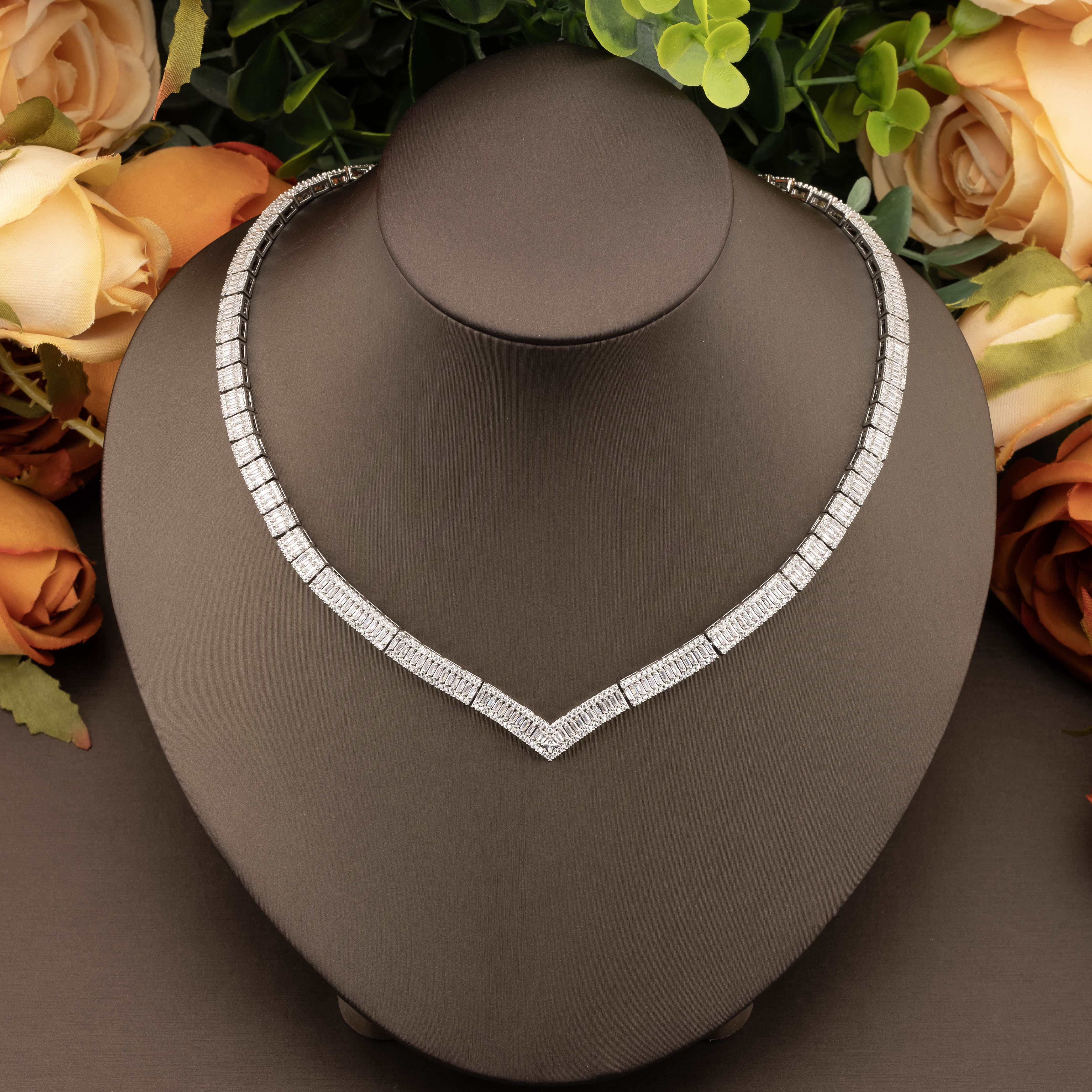 A luxurious and elegant jewelry set with a sparkling cubic zirconia V-neck design is suitable for ladies to wear at banquets Specification image
