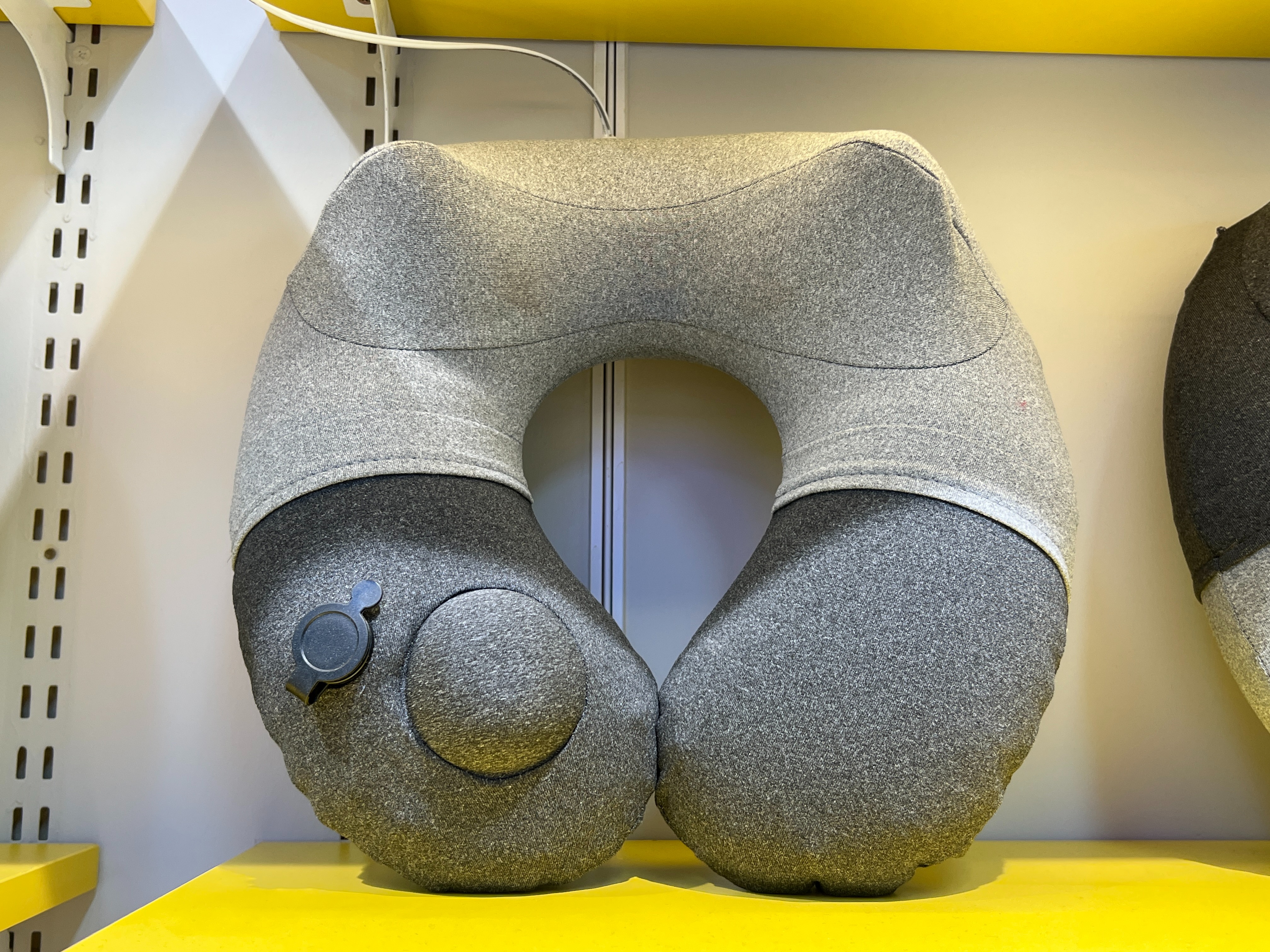 Portable inflatable U-shaped travel Pillow No. 1 Travel pillow Item Picture