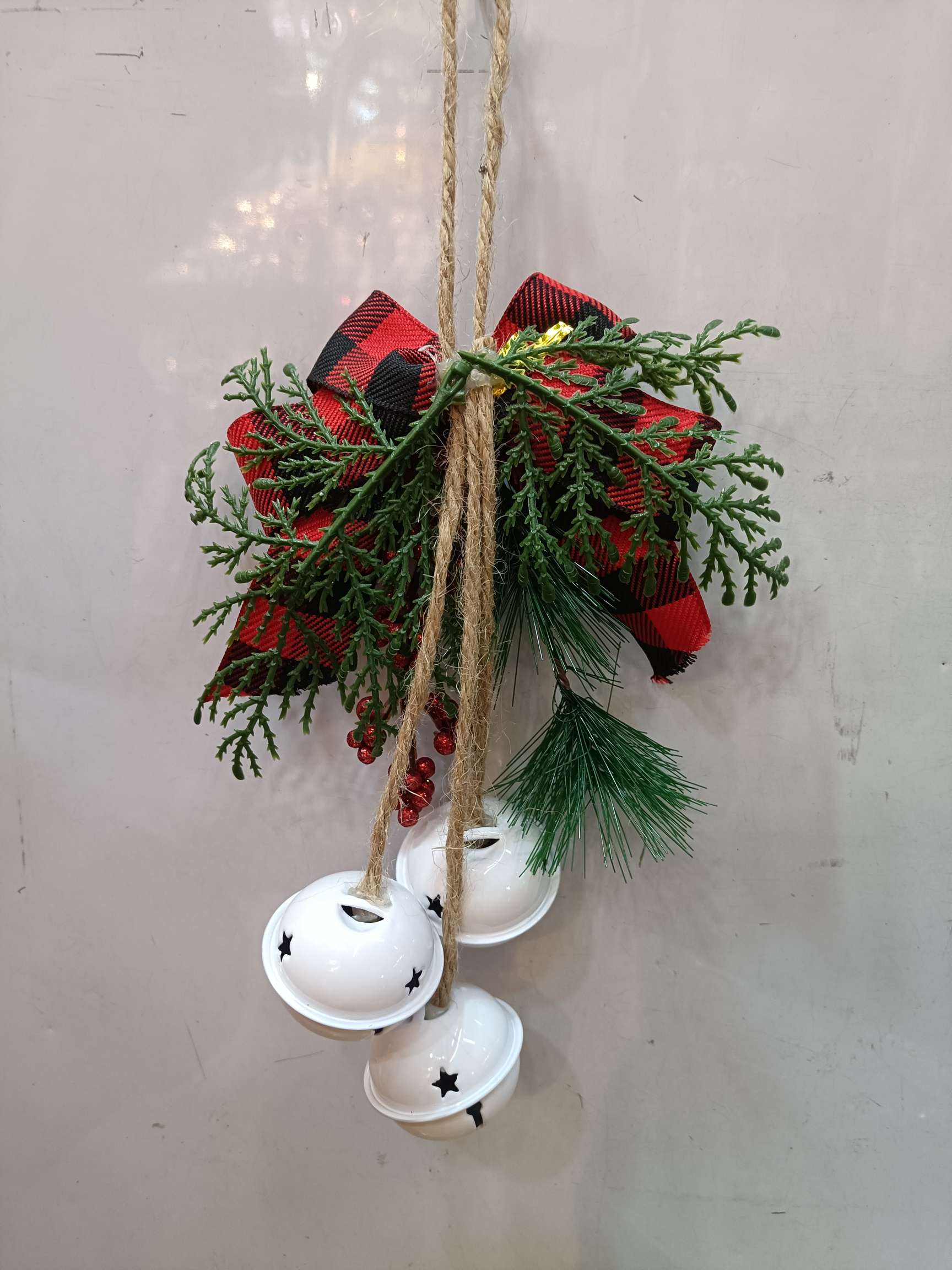 圣诞用品来料加工玩具公仔圣诞球装饰品圣诞彩条圣诞花环木质挂件饰品厂家直供白底实物图