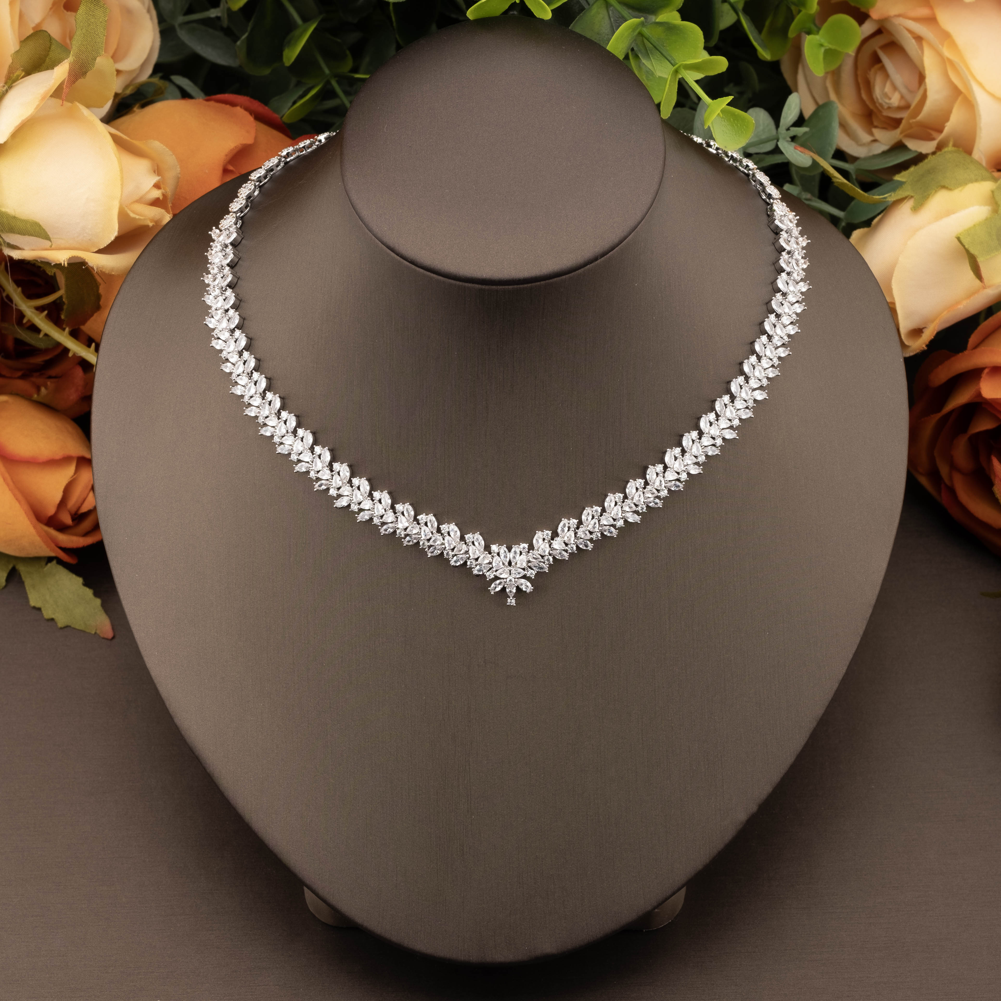 A luxurious and elegant jewelry set with cubic zirconia wheat ear design is suitable for ladies to wear at banquets Specification image