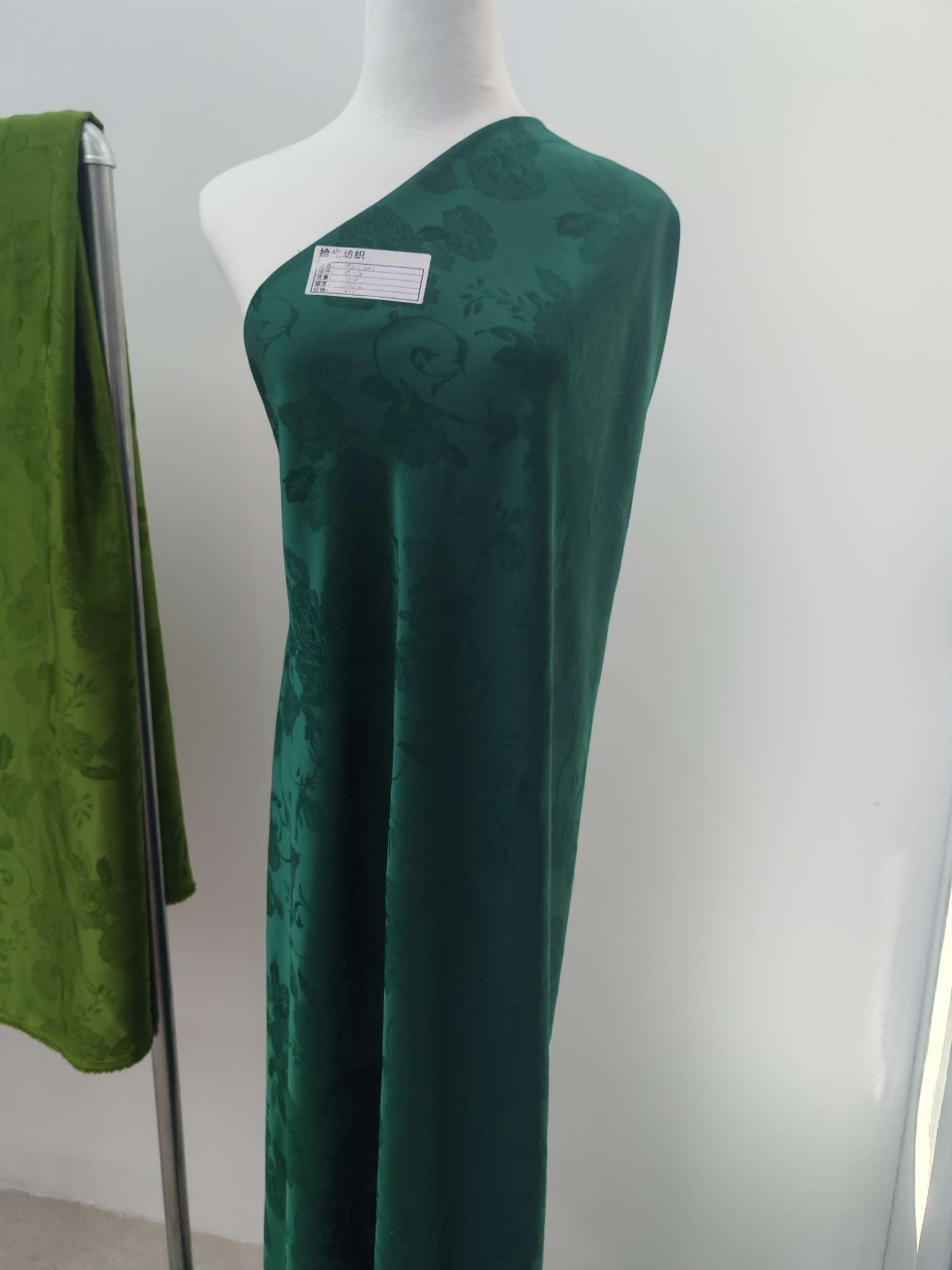 Jacquard fabric comes in a variety of colors and can be custom-made to suit women's skirts and cheongsams detail image 4