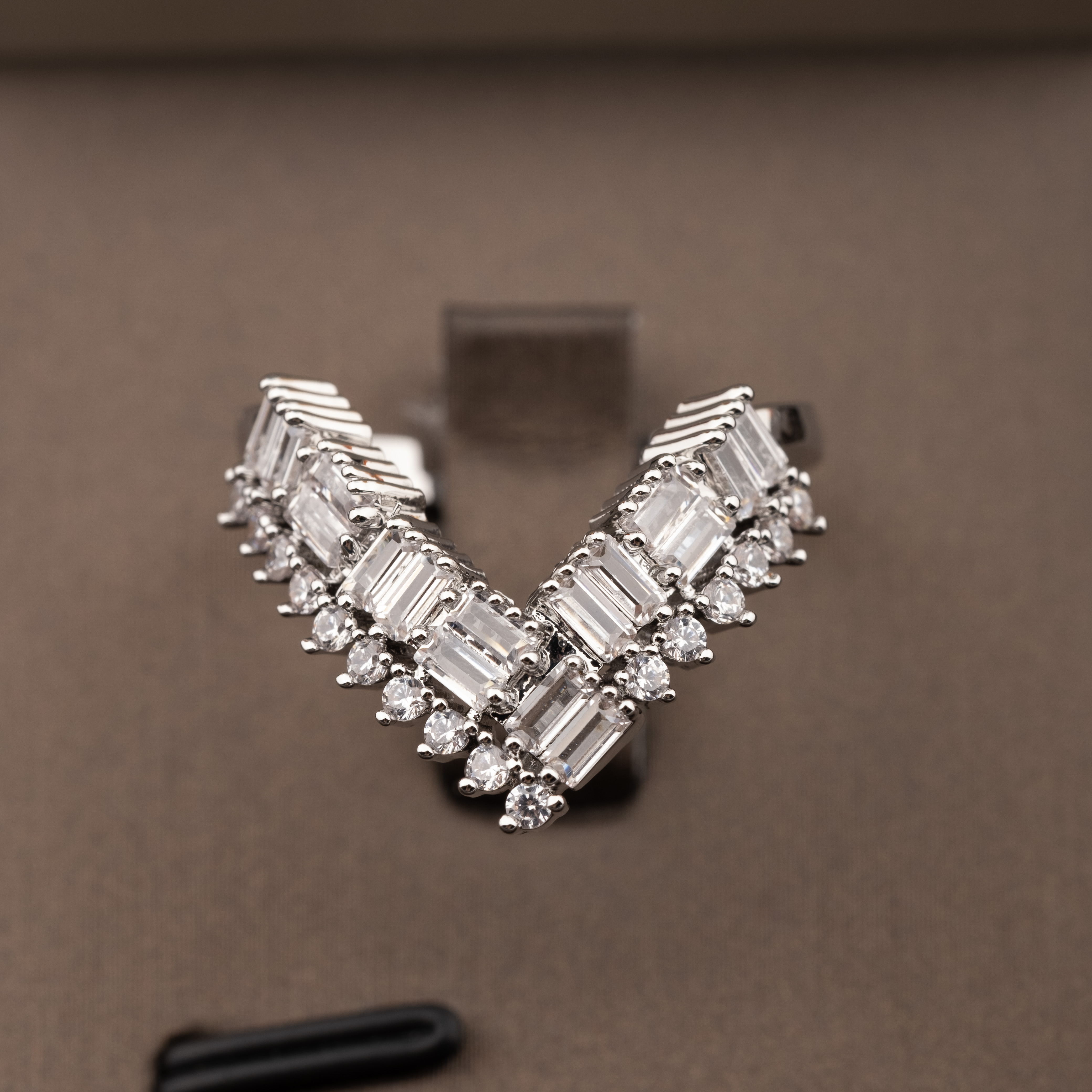 A set of elegant and luxurious V-neck jewelry with sparkling cubic zirconia inlaid is suitable for ladies to wear at daily banquets Application Scenario