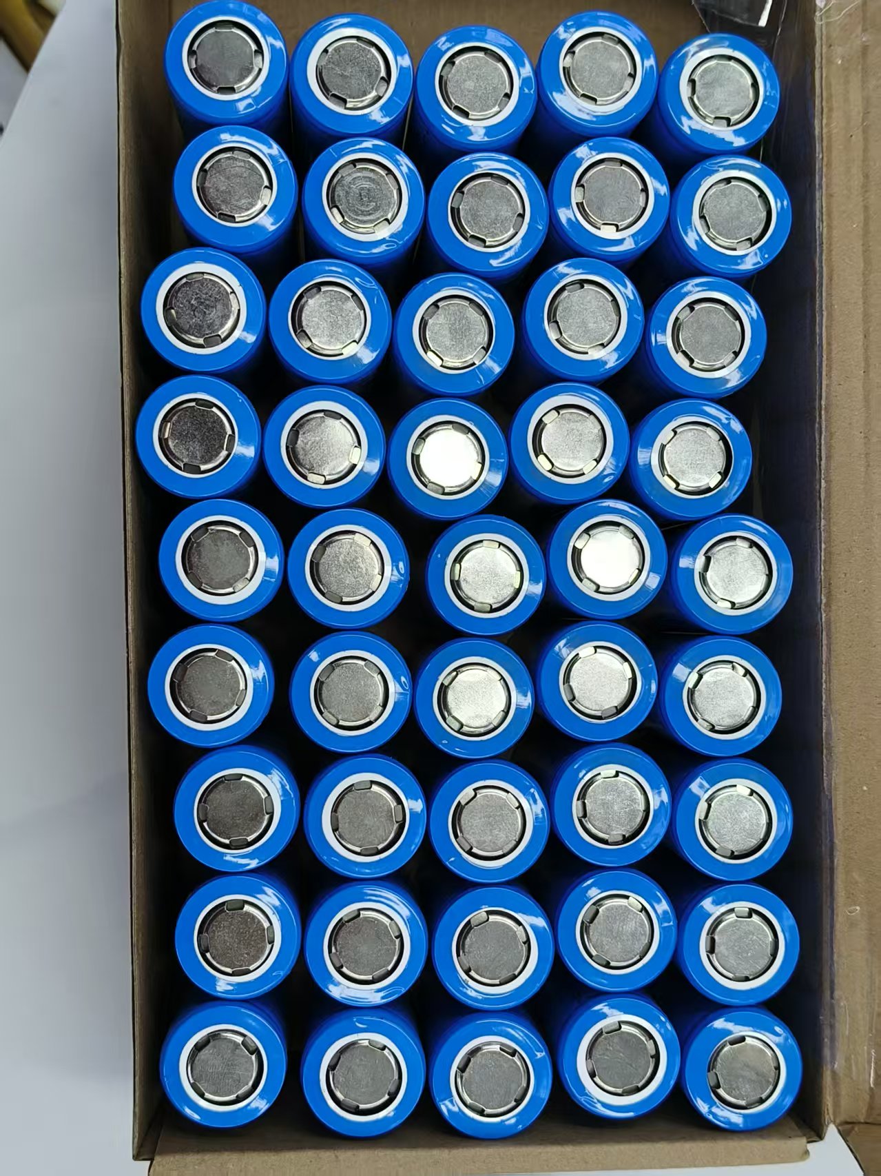 21700电池/锂电池/电池锂电池/USB充电5号电池/比亚迪白底实物图