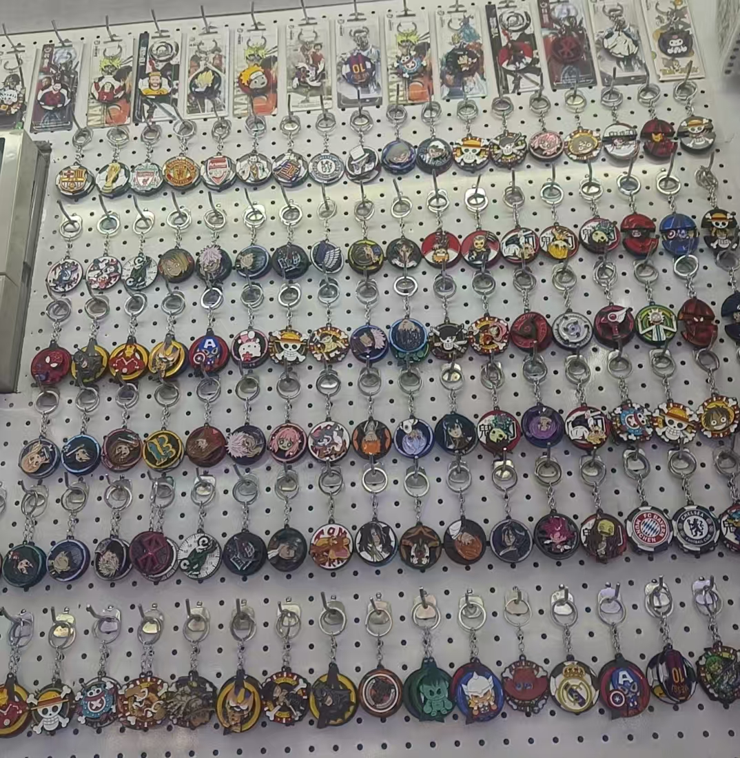 钥匙扣玻璃/钥匙扣/星星人/羊毛毡挂件/带灯章鱼钥匙扣白底实物图