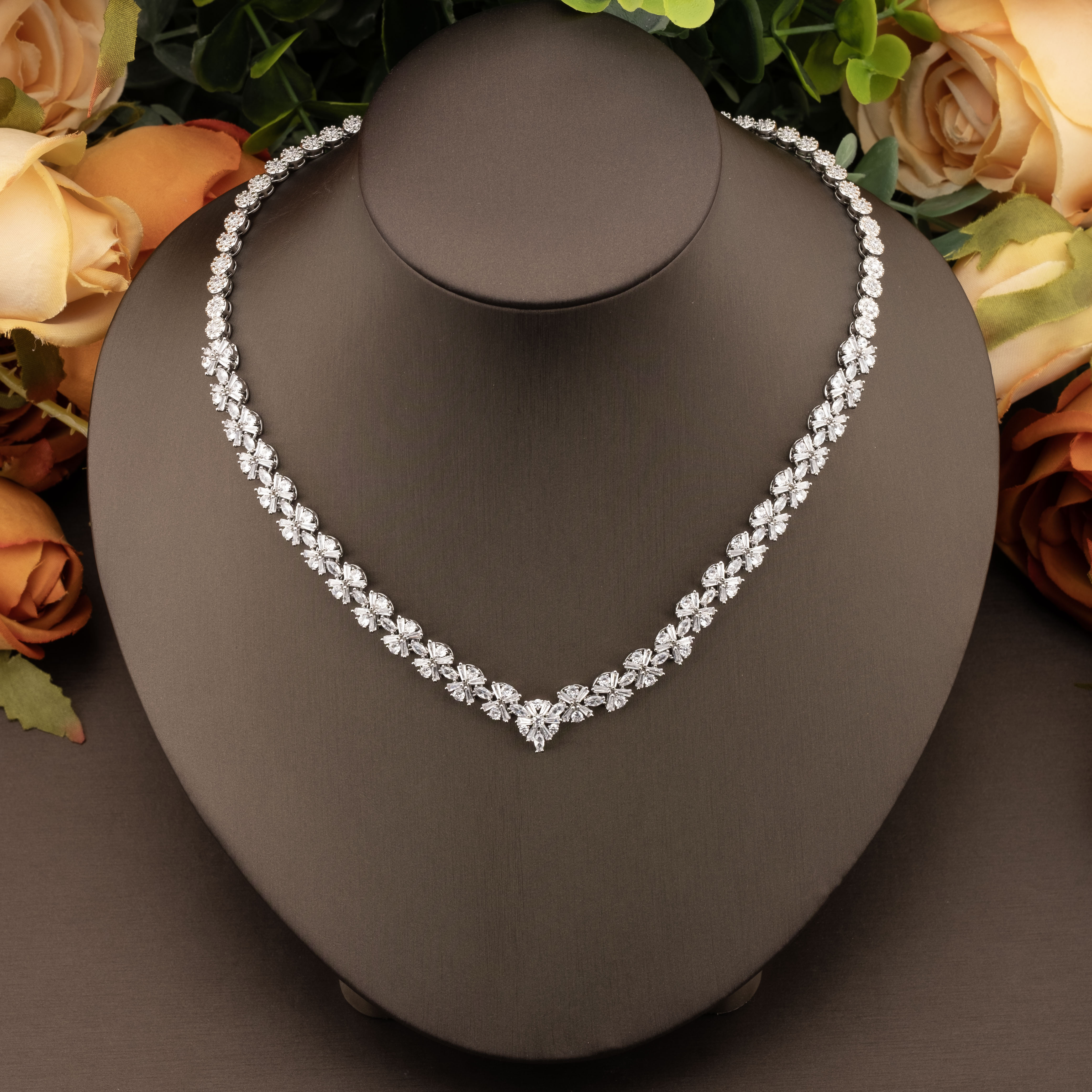 A luxurious and elegant cubic zirconia V-neck small butterfly jewelry set is suitable for ladies to wear at their weddings Specification image