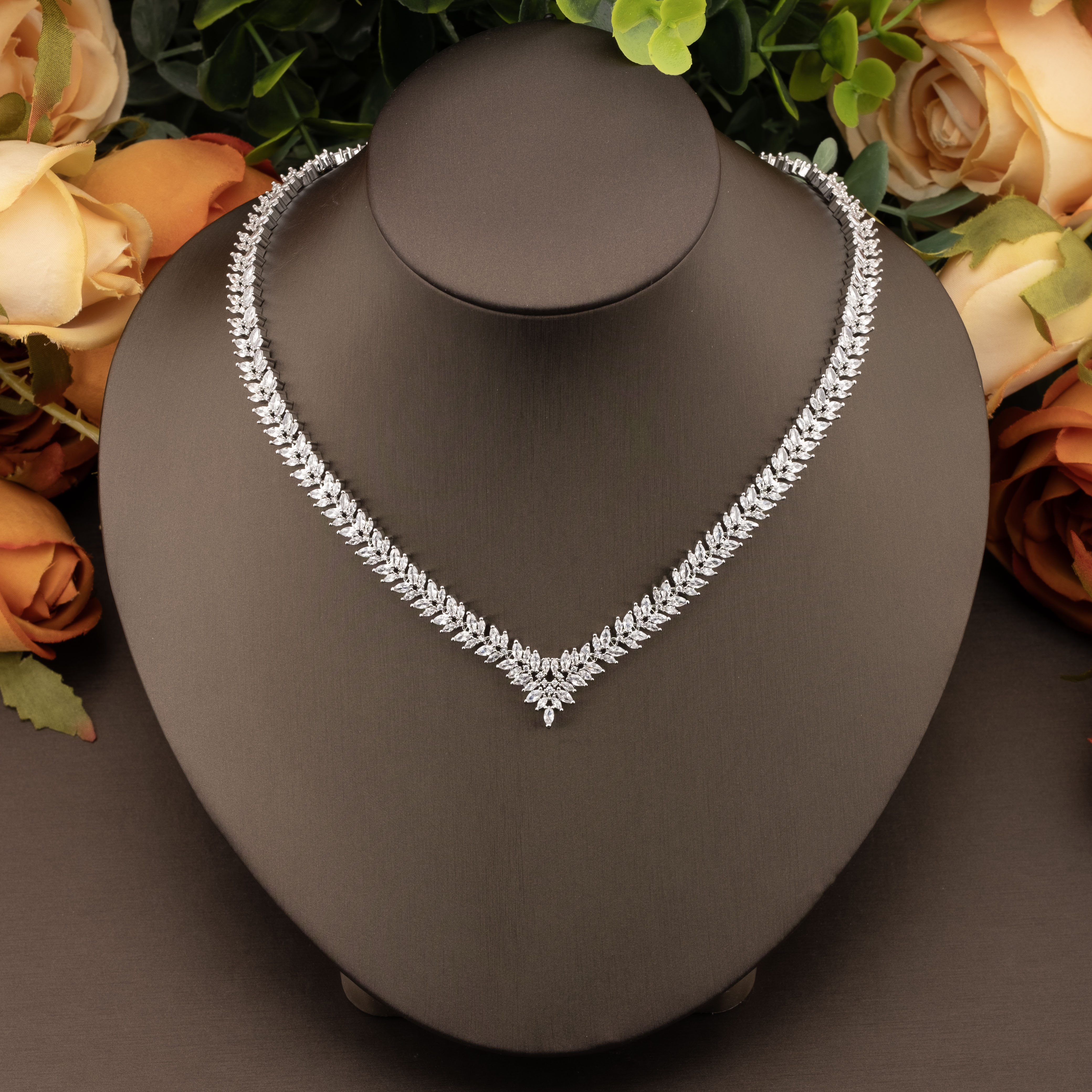 A luxurious and elegant jewelry set with cubic zirconia V-neck wheat ear design is suitable for ladies to wear at weddings Specification image