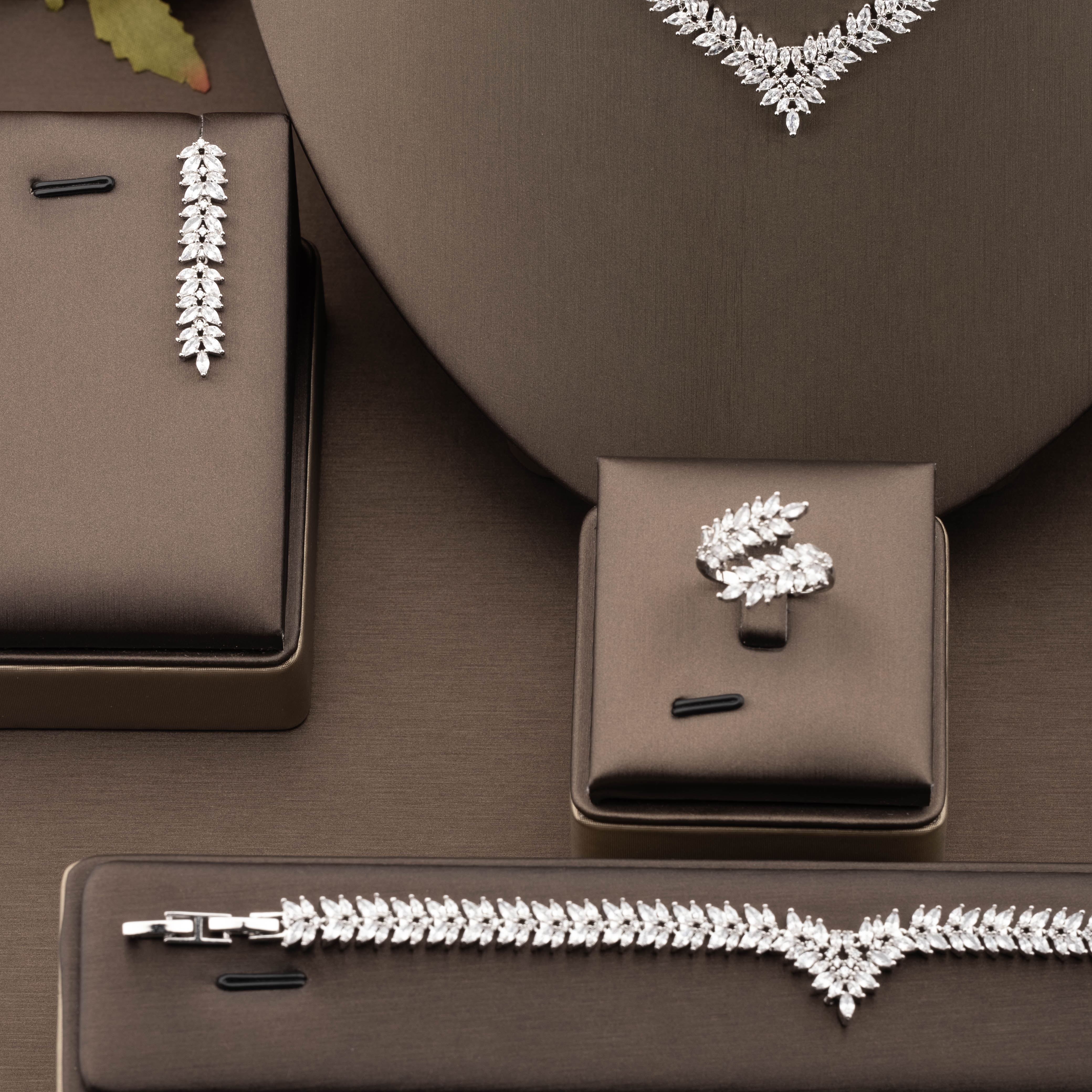 A luxurious and elegant jewelry set with cubic zirconia V-neck wheat ear design is suitable for ladies to wear at weddings details Picture